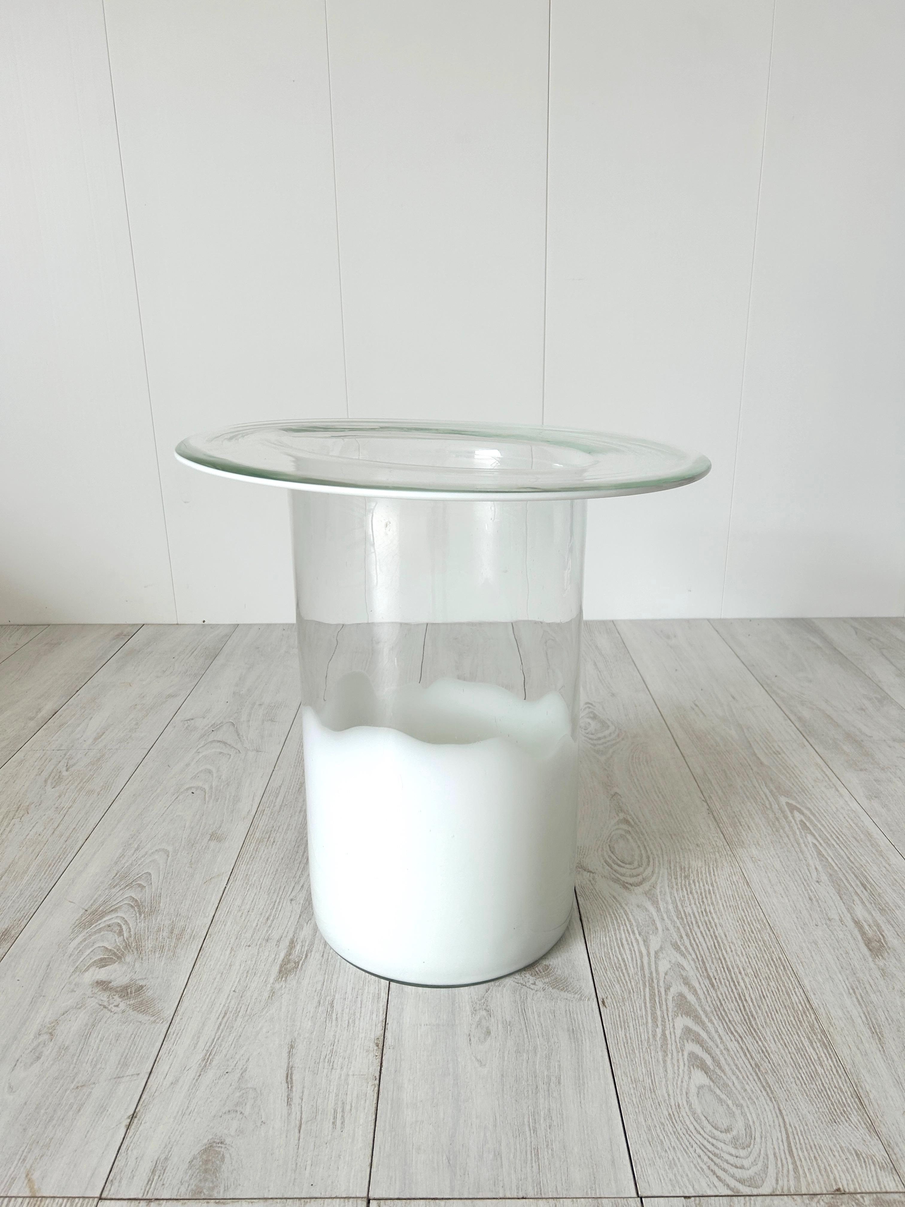 Delightful Gino Vistosi Murano glass umbrella stand
Made with a beautiful composition of clear glass and milky glass, the glass umbrella stand, in addition to its function of holding water, is a perfect design object to place at the entrance of