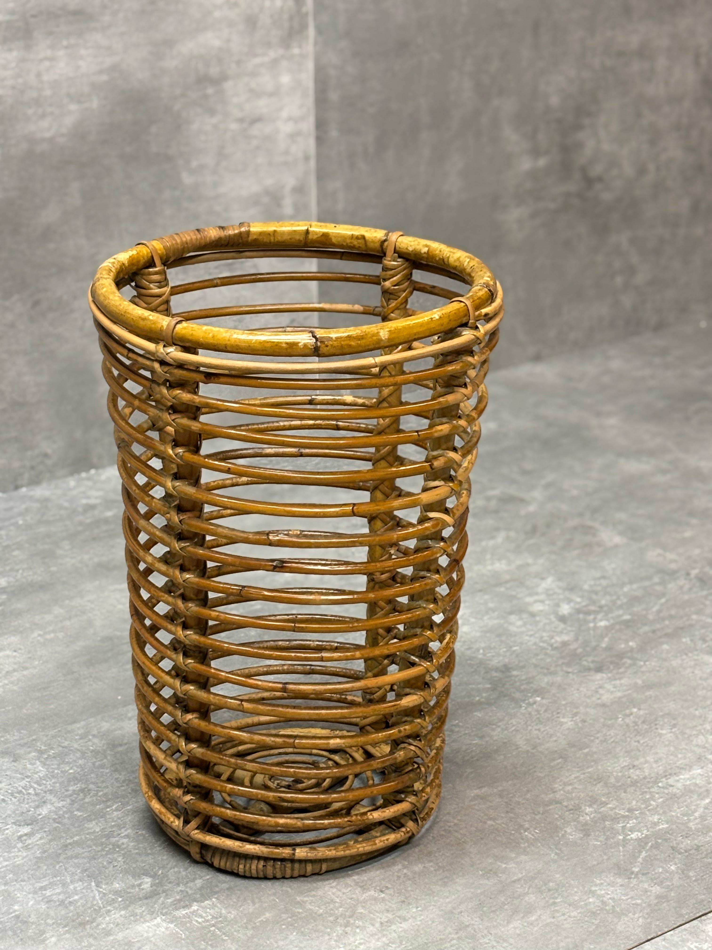 Handmade wicker umbrella stand. Drawing by Tito Agnoli production Bonacina, 1960s.