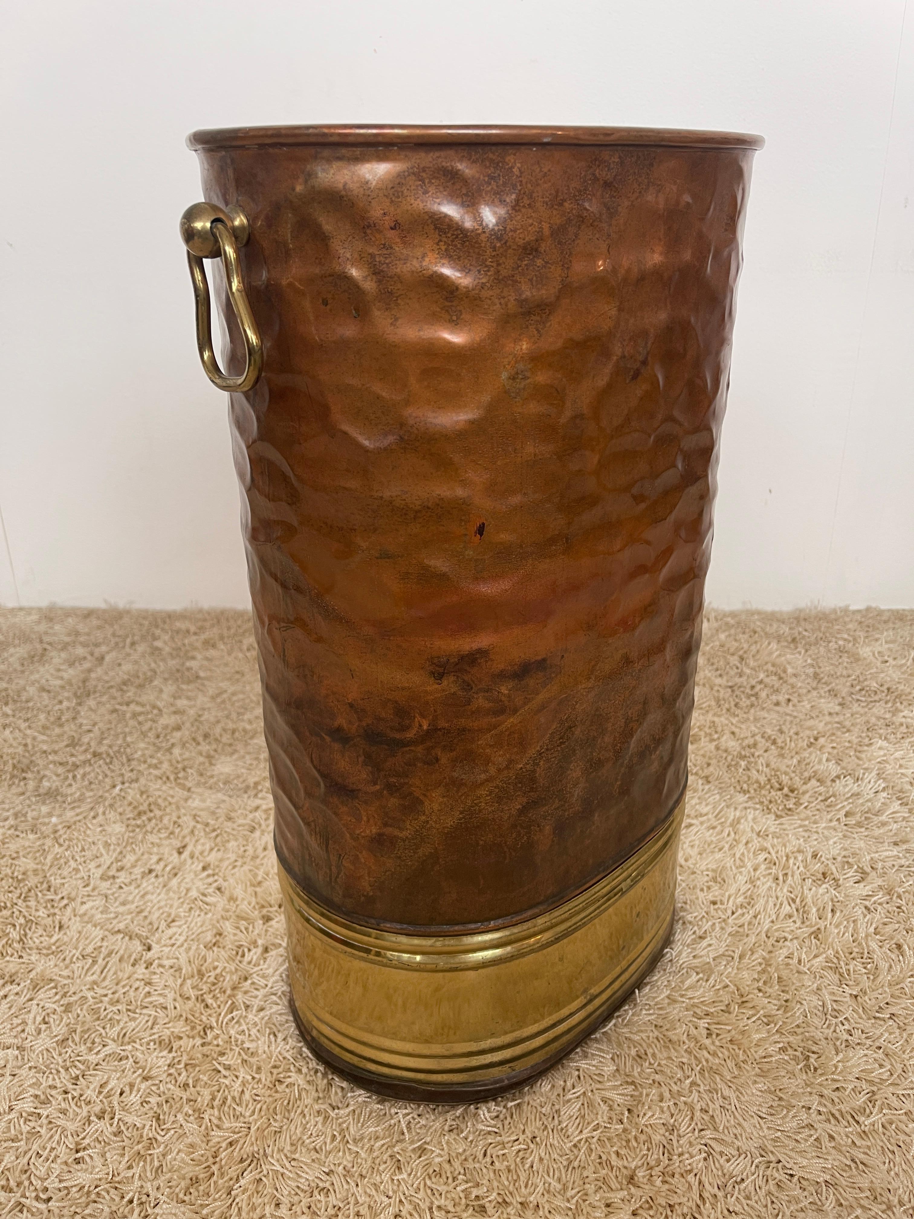 Italian Porte-parapluie en cuivre et laiton martelé 1960 Italie en vente