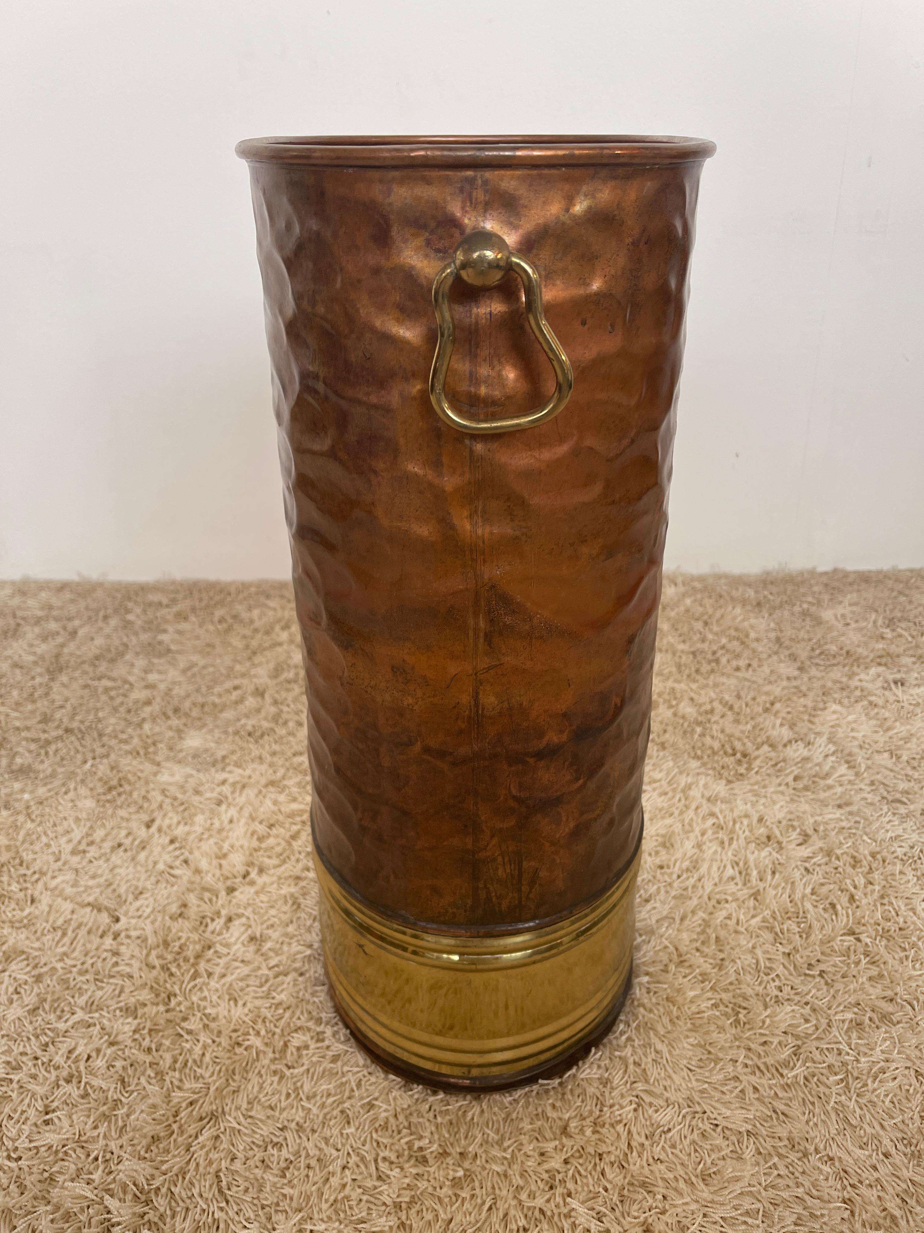Fait main Porte-parapluie en cuivre et laiton martelé 1960 Italie en vente