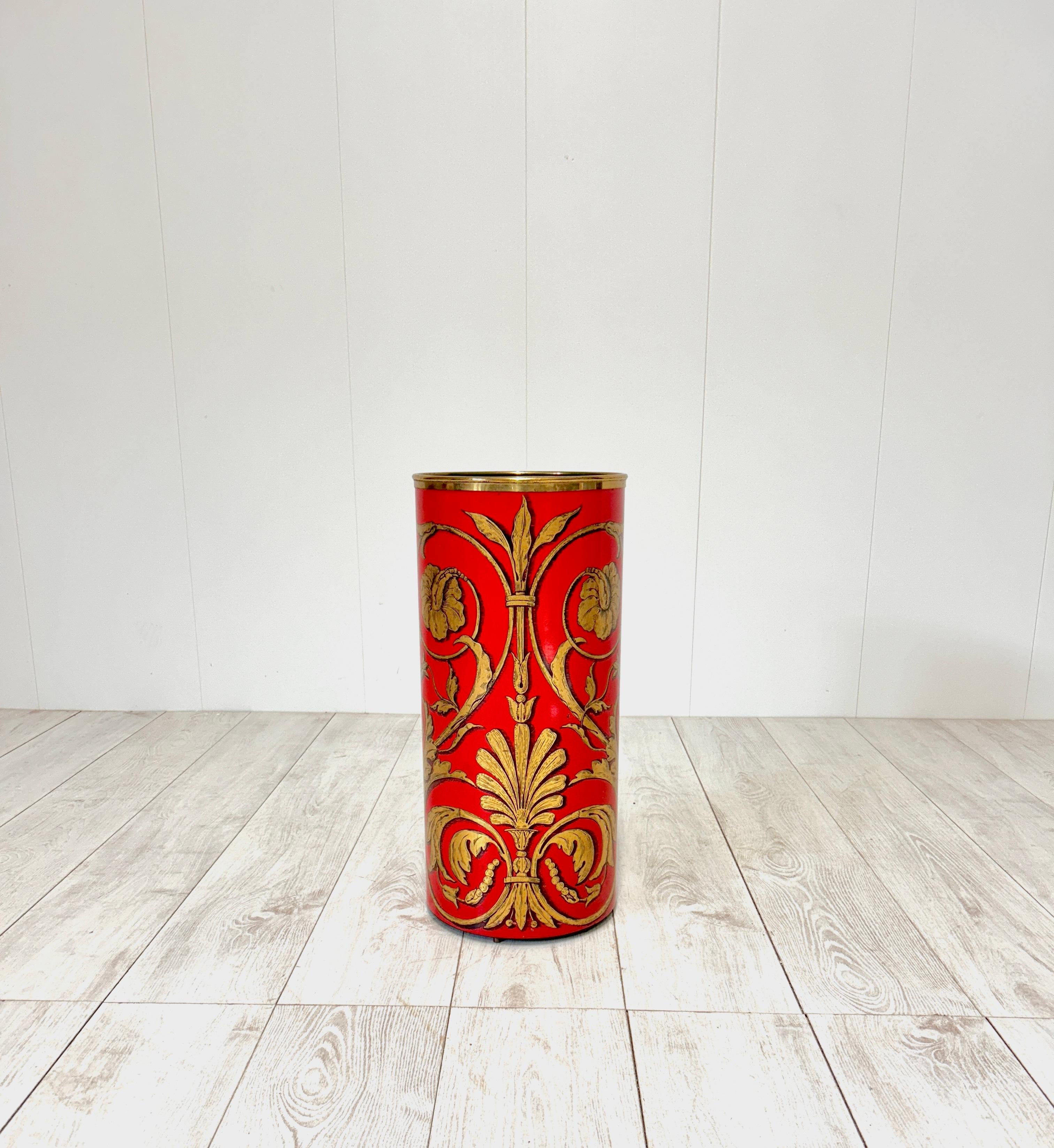 Portaombrelli Piero Fornasetti, Fornasetti Milano, nei toni del rosso e dell'oro.
Buone condizioni vintage, piccoli segni del tempo.

