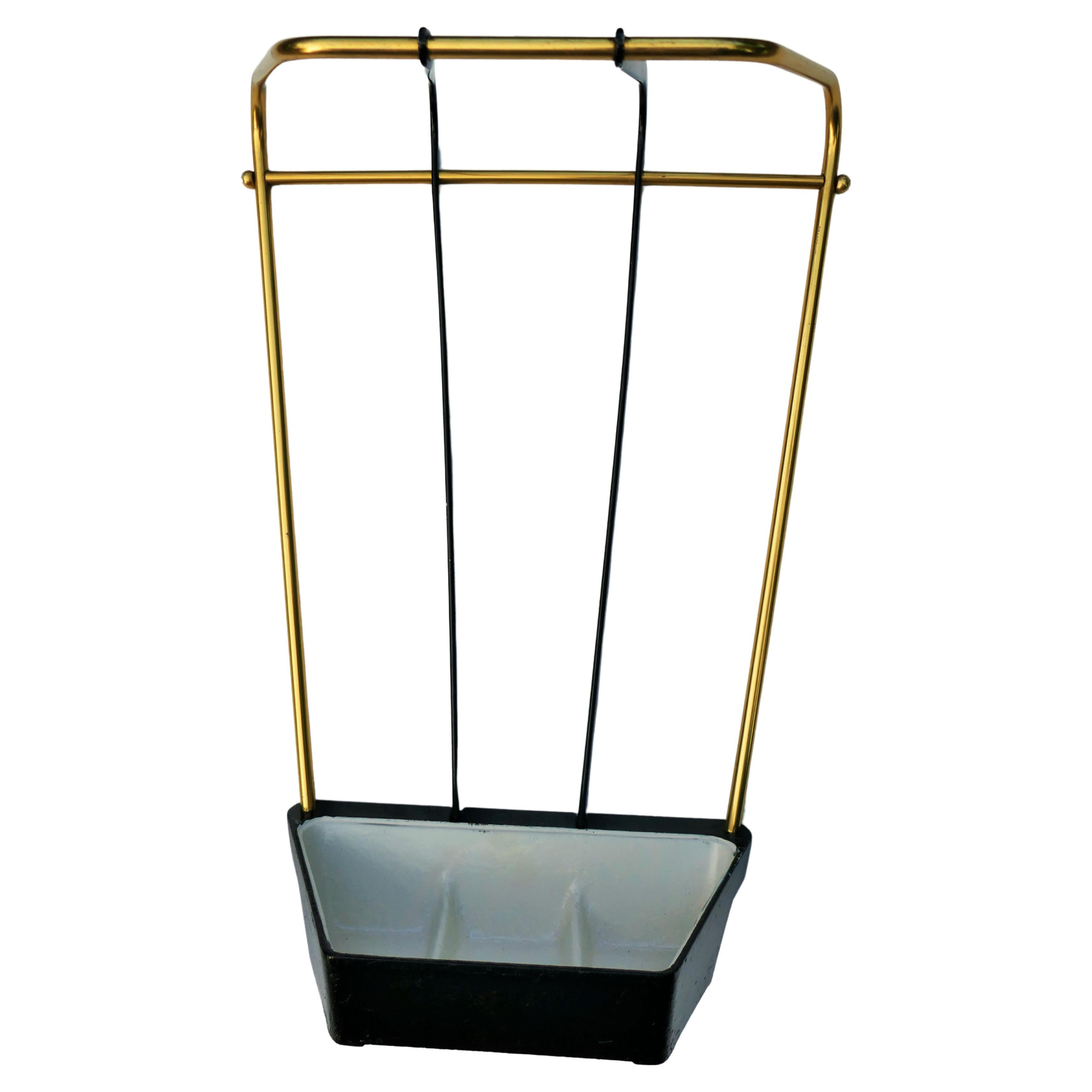 Brass, metal and cast iron umbrella stand possible German production.
The cast iron base has been repainted.
Under the base, company logo and numbered.
Good conditions.
Thank you