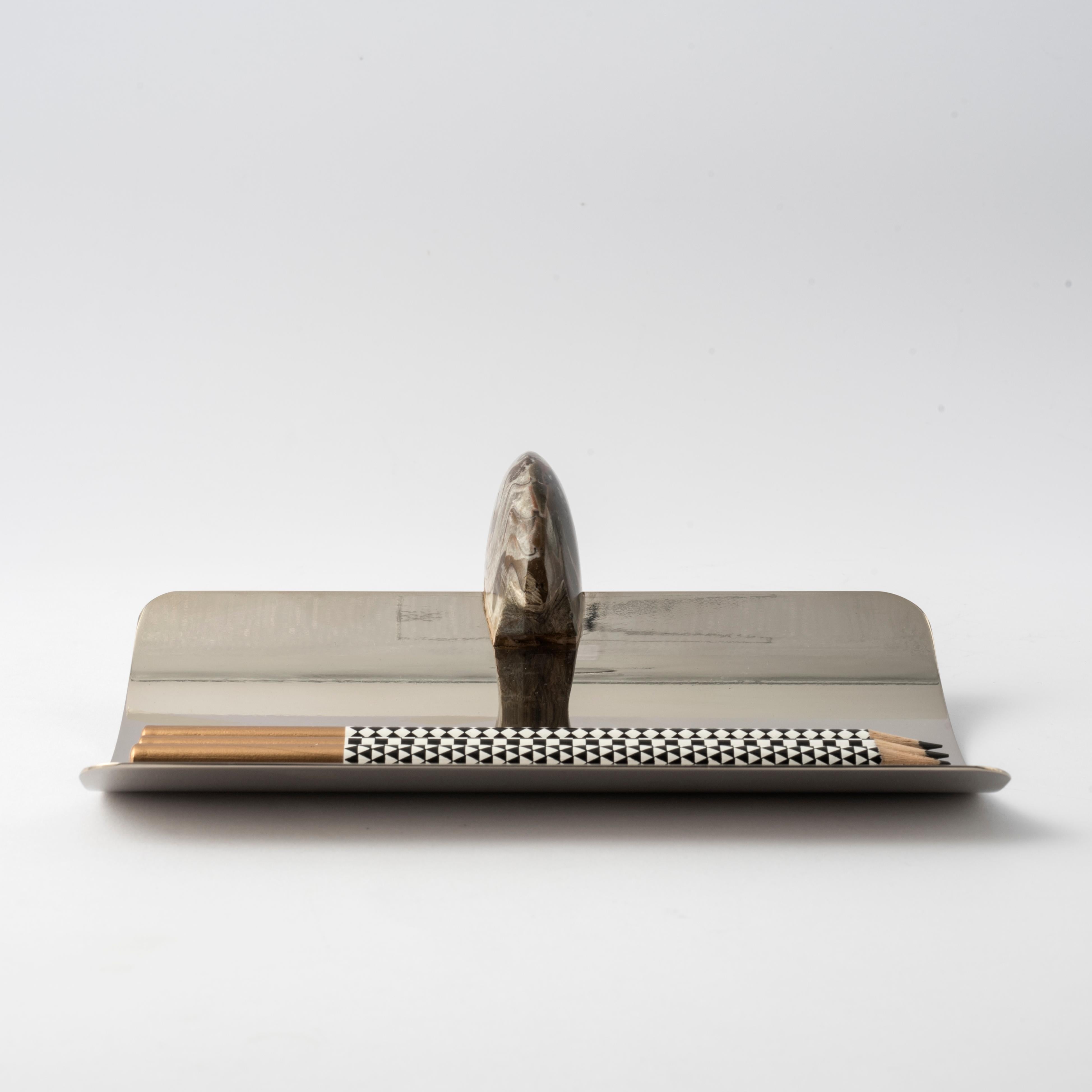 Federhalter mit echtem Fossil-Ammonit und Details aus vernickeltem Messing (Moderne) im Angebot
