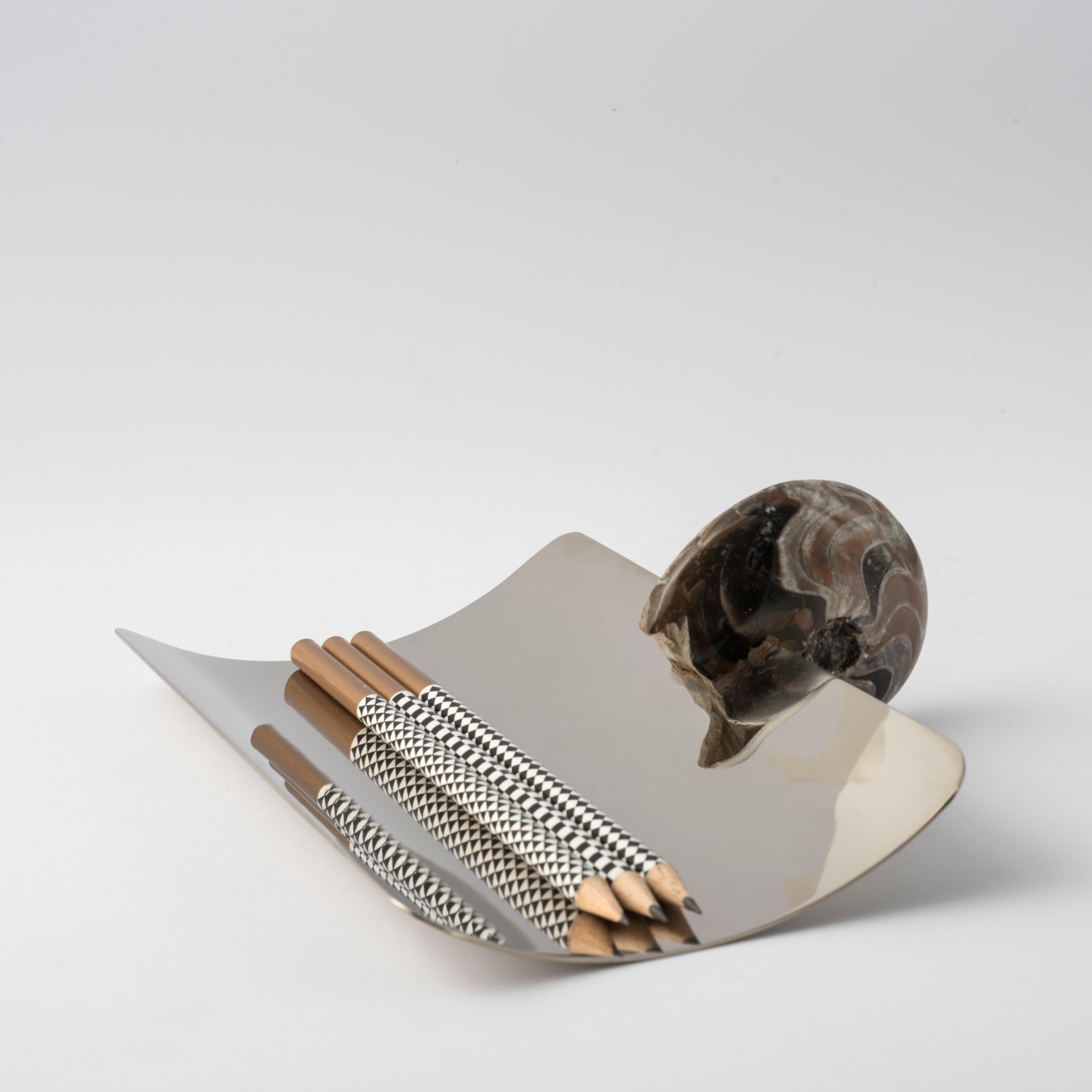 Federhalter mit echtem Fossil-Ammonit und Details aus vernickeltem Messing (Italian) im Angebot