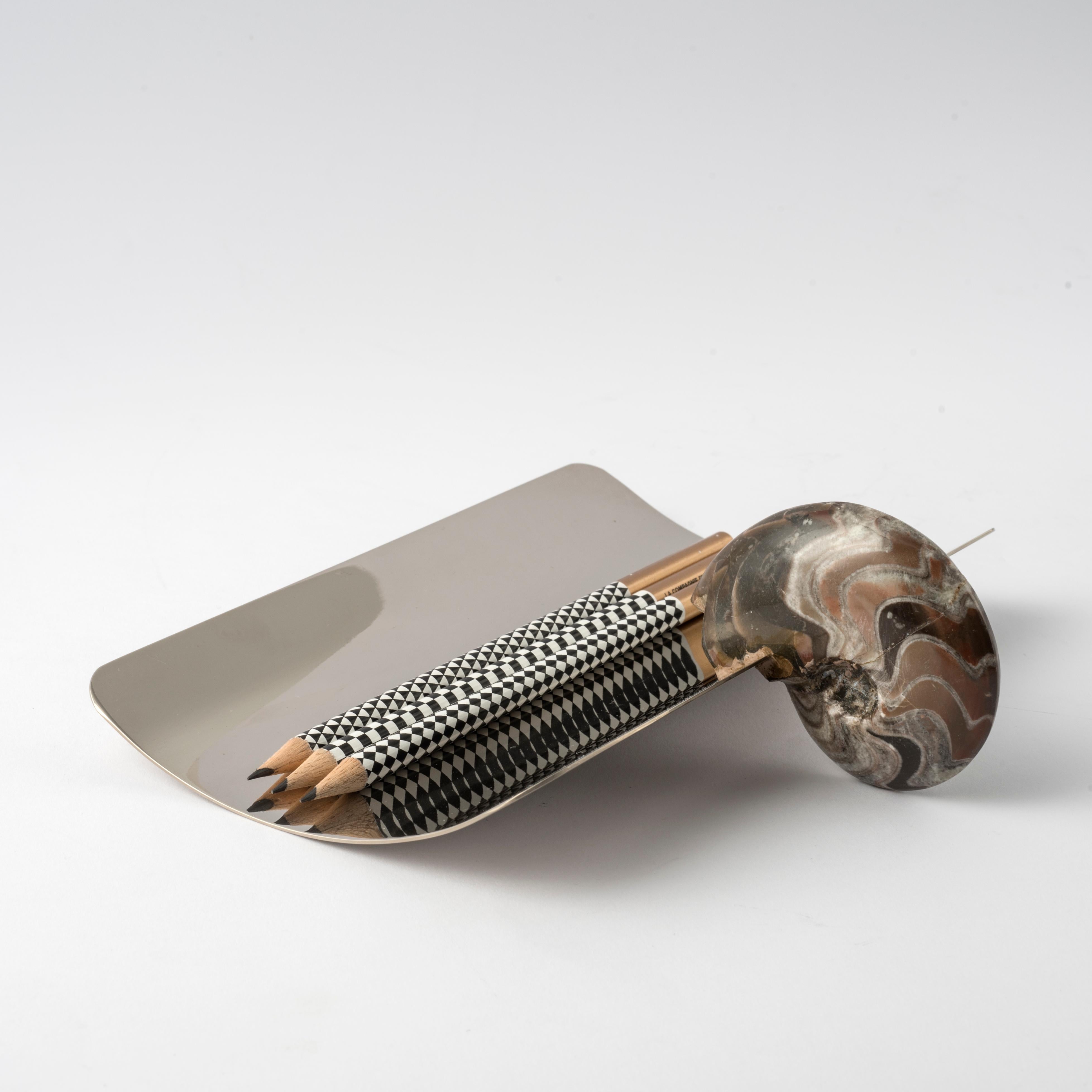 Federhalter mit echtem Fossil-Ammonit und Details aus vernickeltem Messing (Handgefertigt) im Angebot