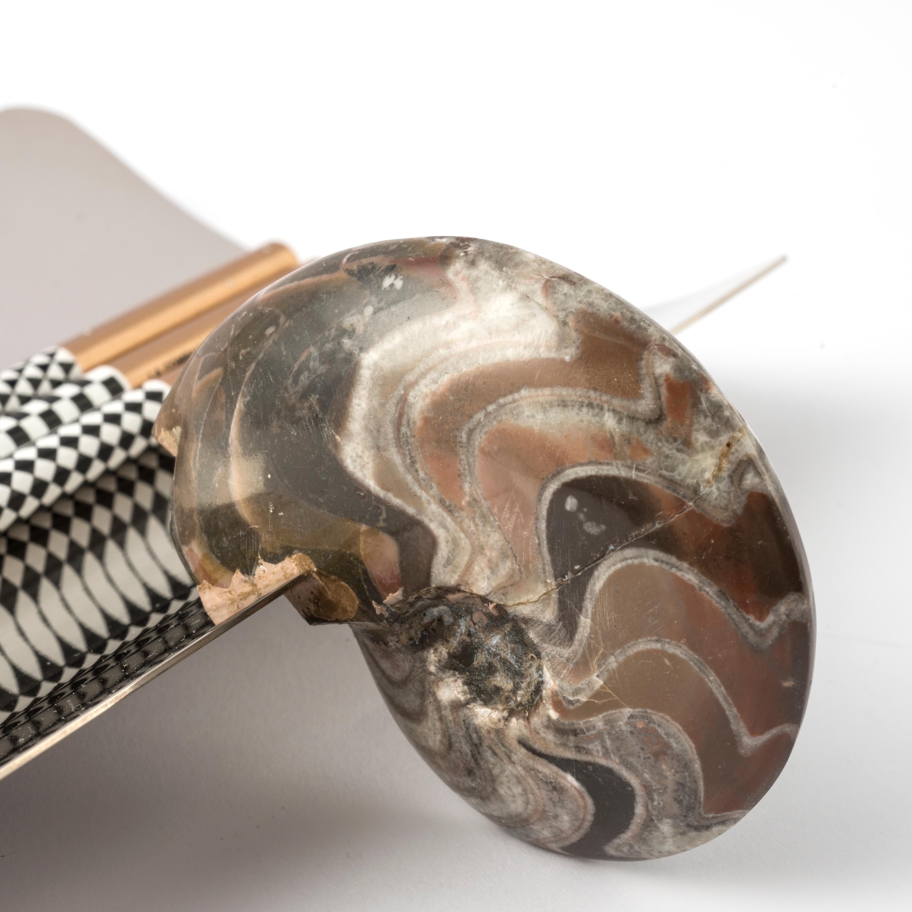 Federhalter mit echtem Fossil-Ammonit und Details aus vernickeltem Messing im Zustand „Neu“ im Angebot in Spilimbergo, IT