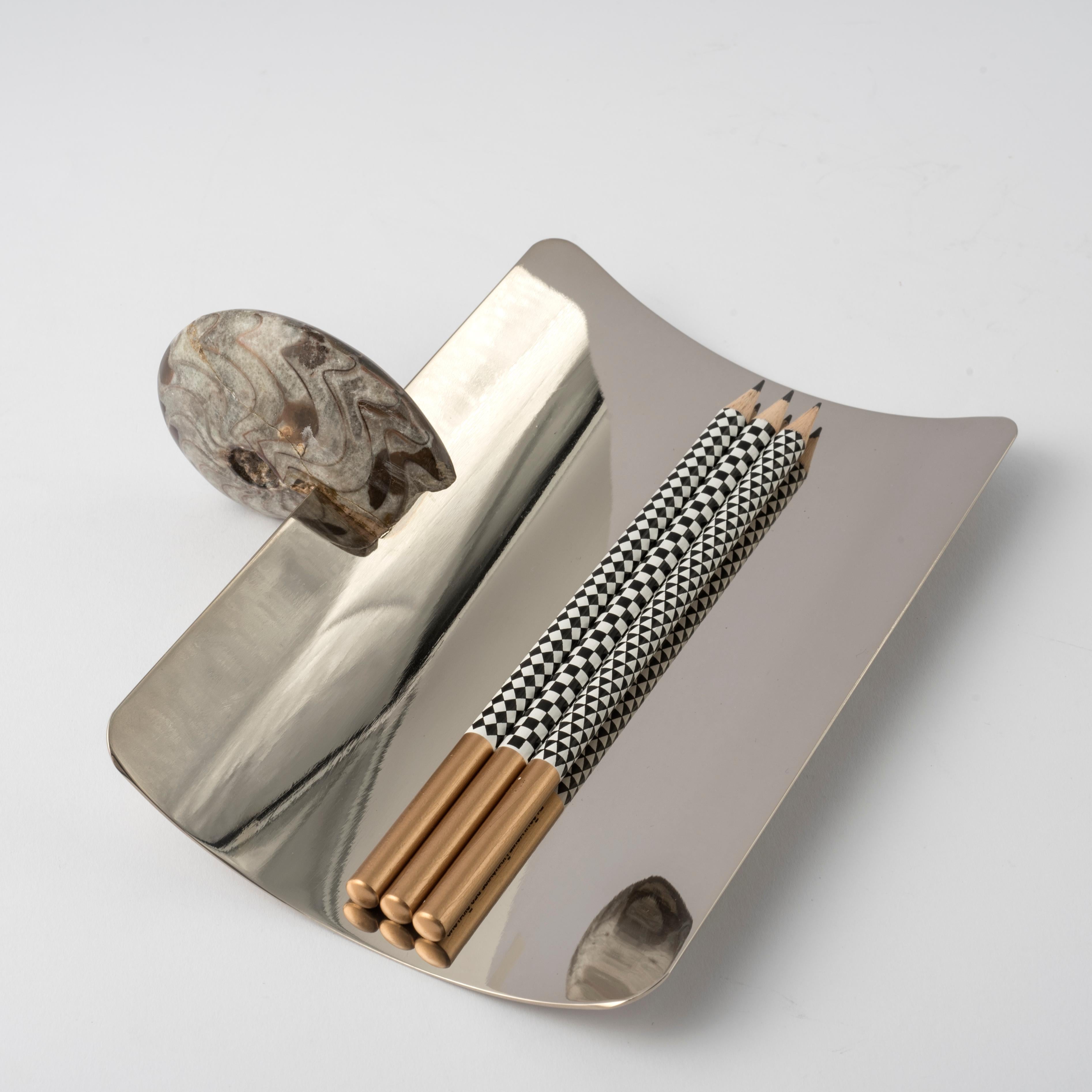 Federhalter mit echtem Fossil-Ammonit und Details aus vernickeltem Messing im Angebot 2