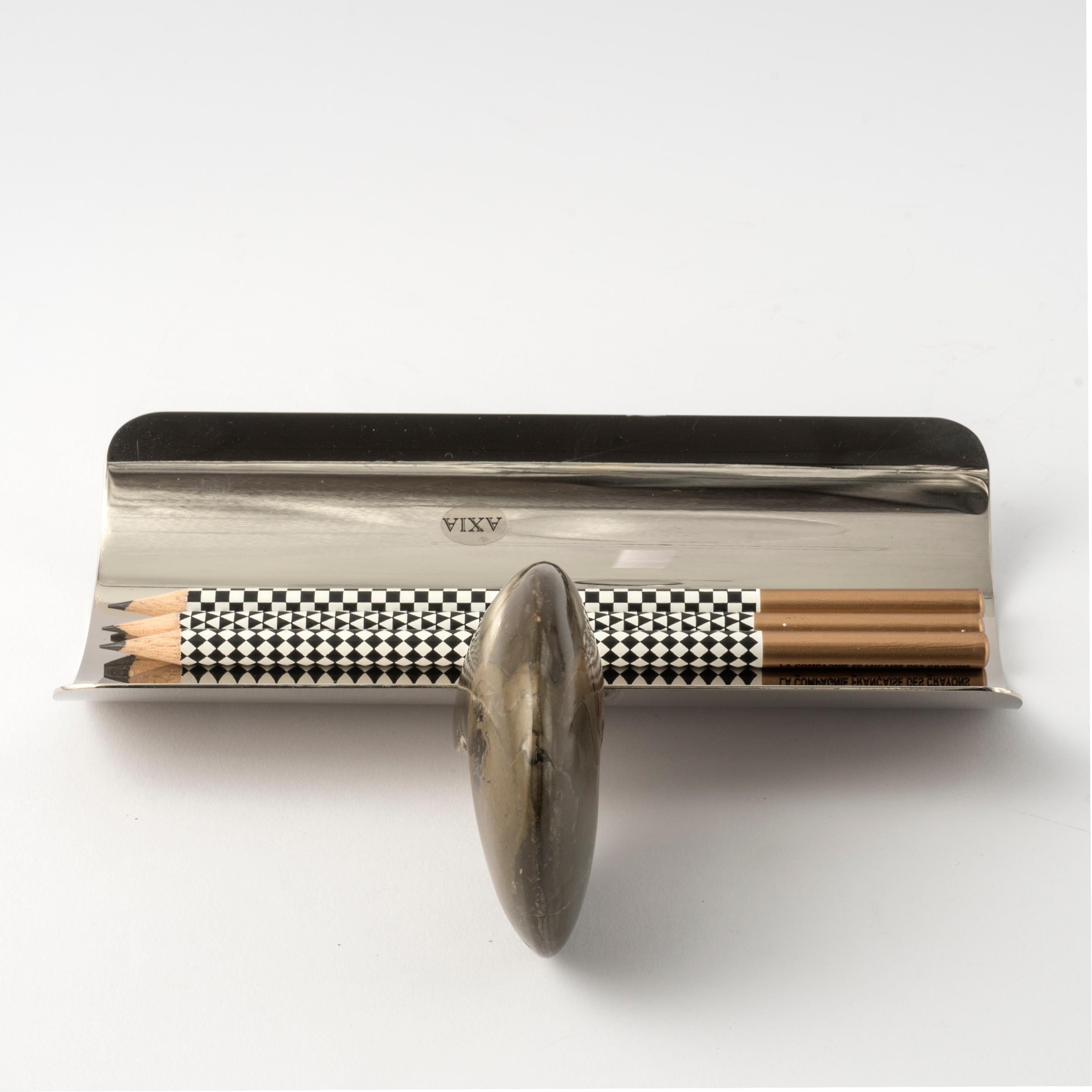 An extraordinary object that combines nature and design: this unique pen holder is the result of the union of a real fossil ammonite from the Sahara, belonging to the Goniatite family (estimated age: 350 million years), and an elegant half-moon