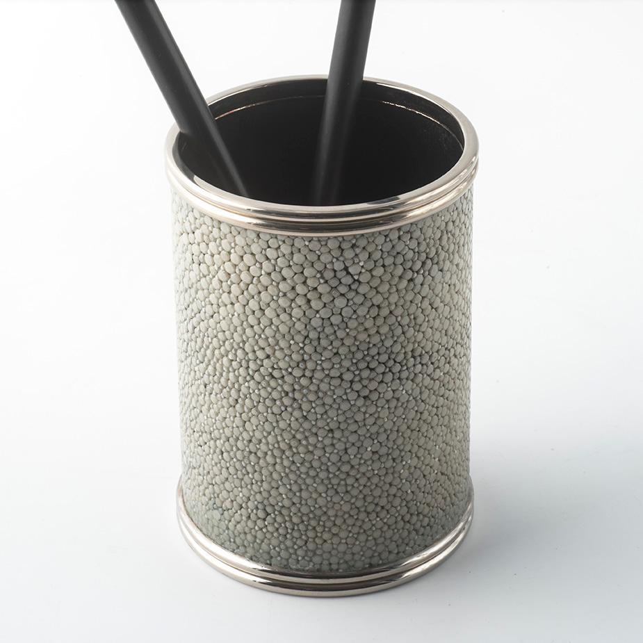 Ajoutez une touche de raffinement à votre bureau grâce à notre porte-stylos exclusif en cuir véritable galuchat, une matière fine également connue sous le nom de galuchat, célèbre pour sa texture unique qui rappelle le travail précieux de l'époque
