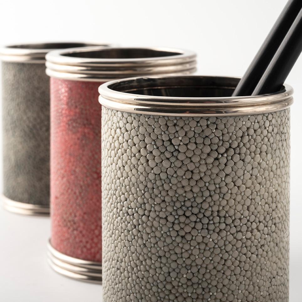 Moderne Porte-stylos en cuir Shagreen Light Sage - Elégance et design exclusif en vente
