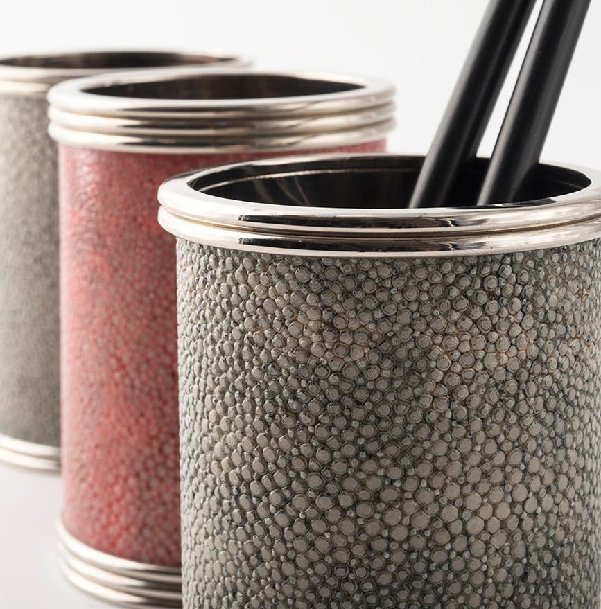 Pen holder  with design  essential and contemporary  coated  with the very special  shagreen leather  in the seductive sage color. 
Handcrafted with skilled craftsmanship, the  pen holder  has the metal sleeve  coated   with genuine shagreen