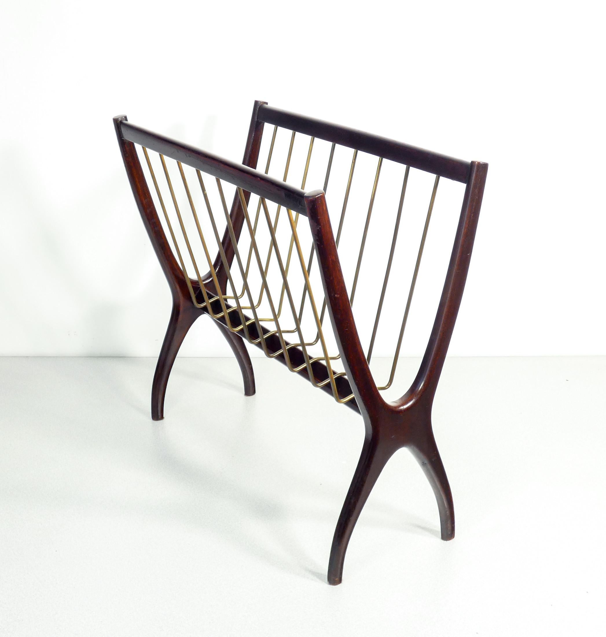 Magazine rack, Cesare LACCA design in wood and brass. Italy, 50s For Sale 1
