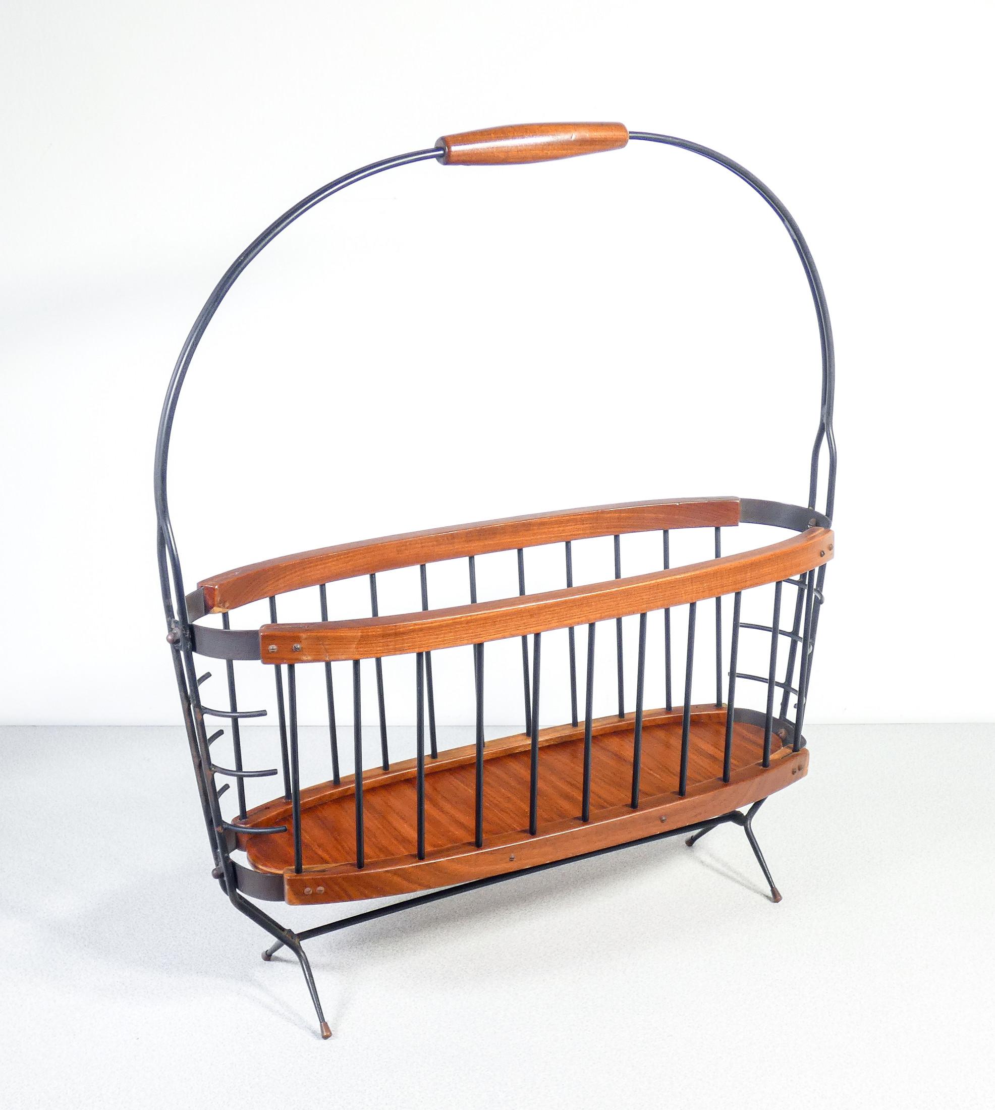 Italian design magazine rack made of wood and metal. Italy, 50s In Good Condition For Sale In Torino, IT