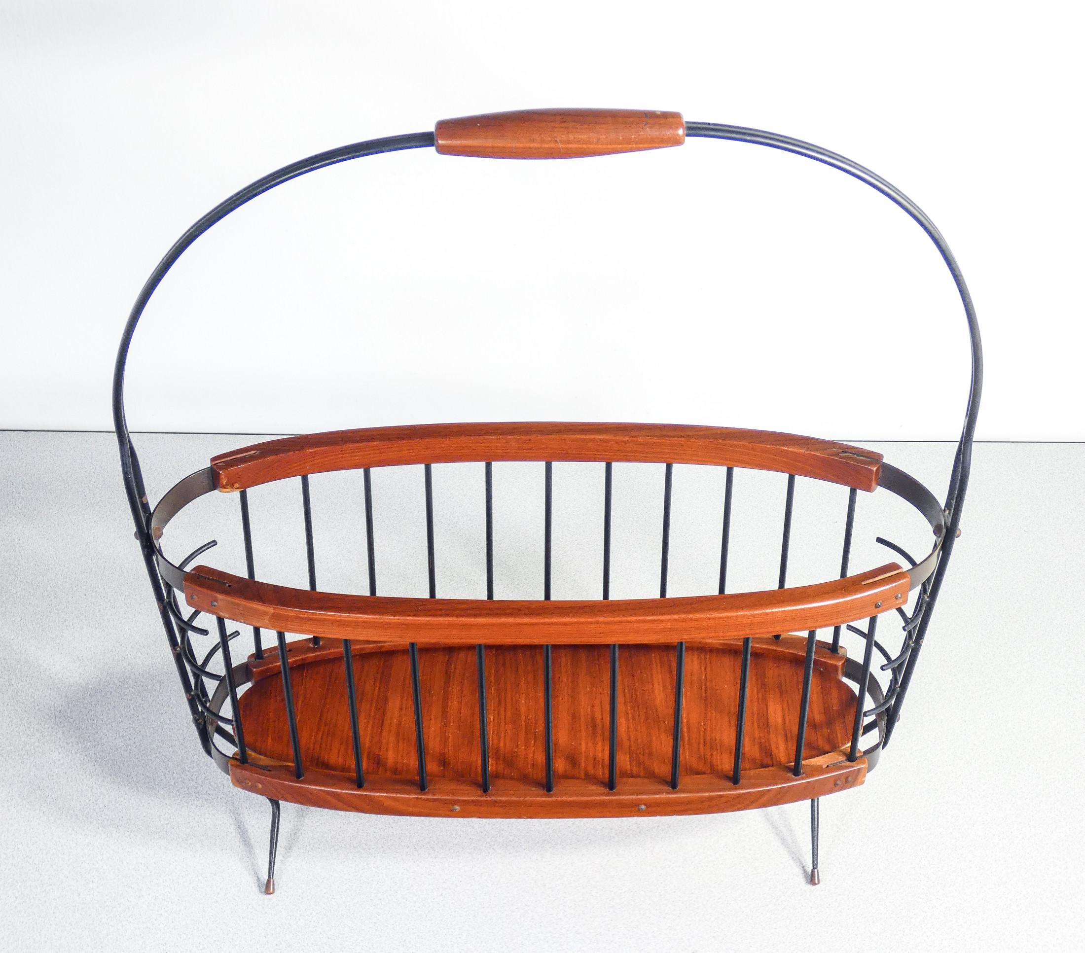 Italian design magazine rack made of wood and metal. Italy, 50s For Sale 1