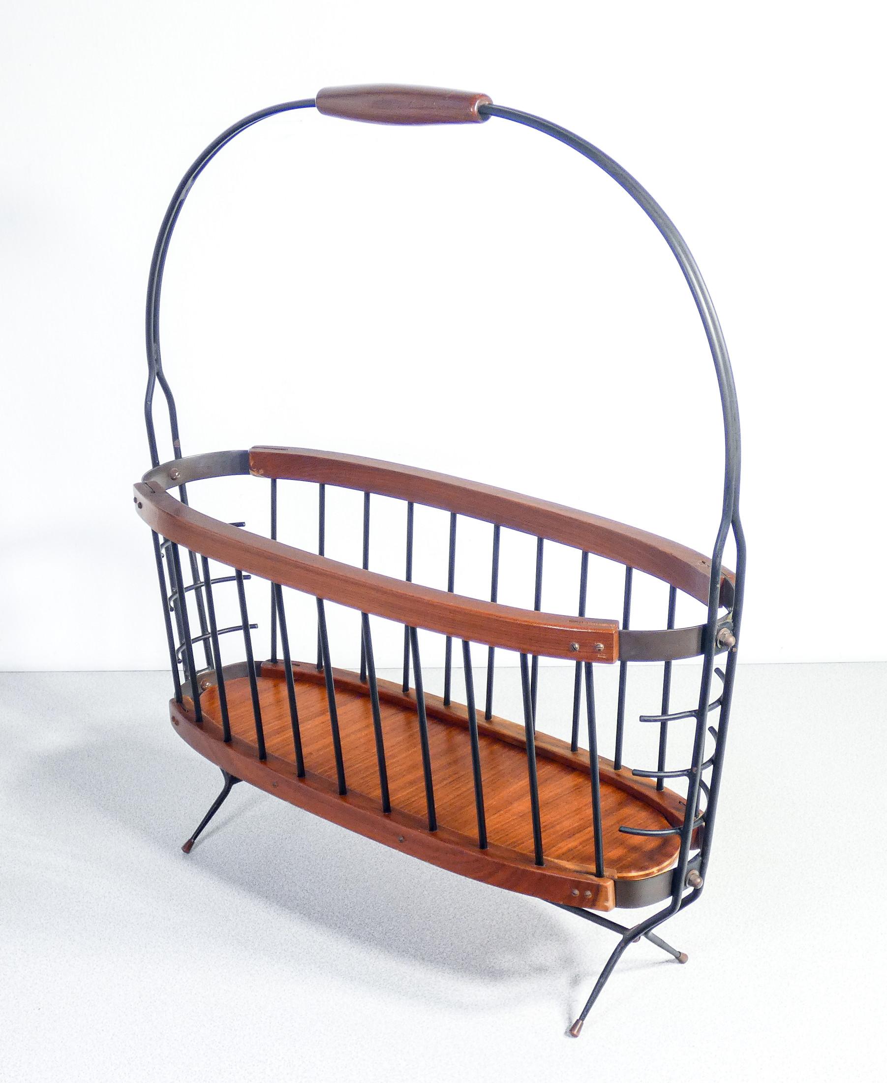 Italian design magazine rack made of wood and metal. Italy, 50s For Sale 2