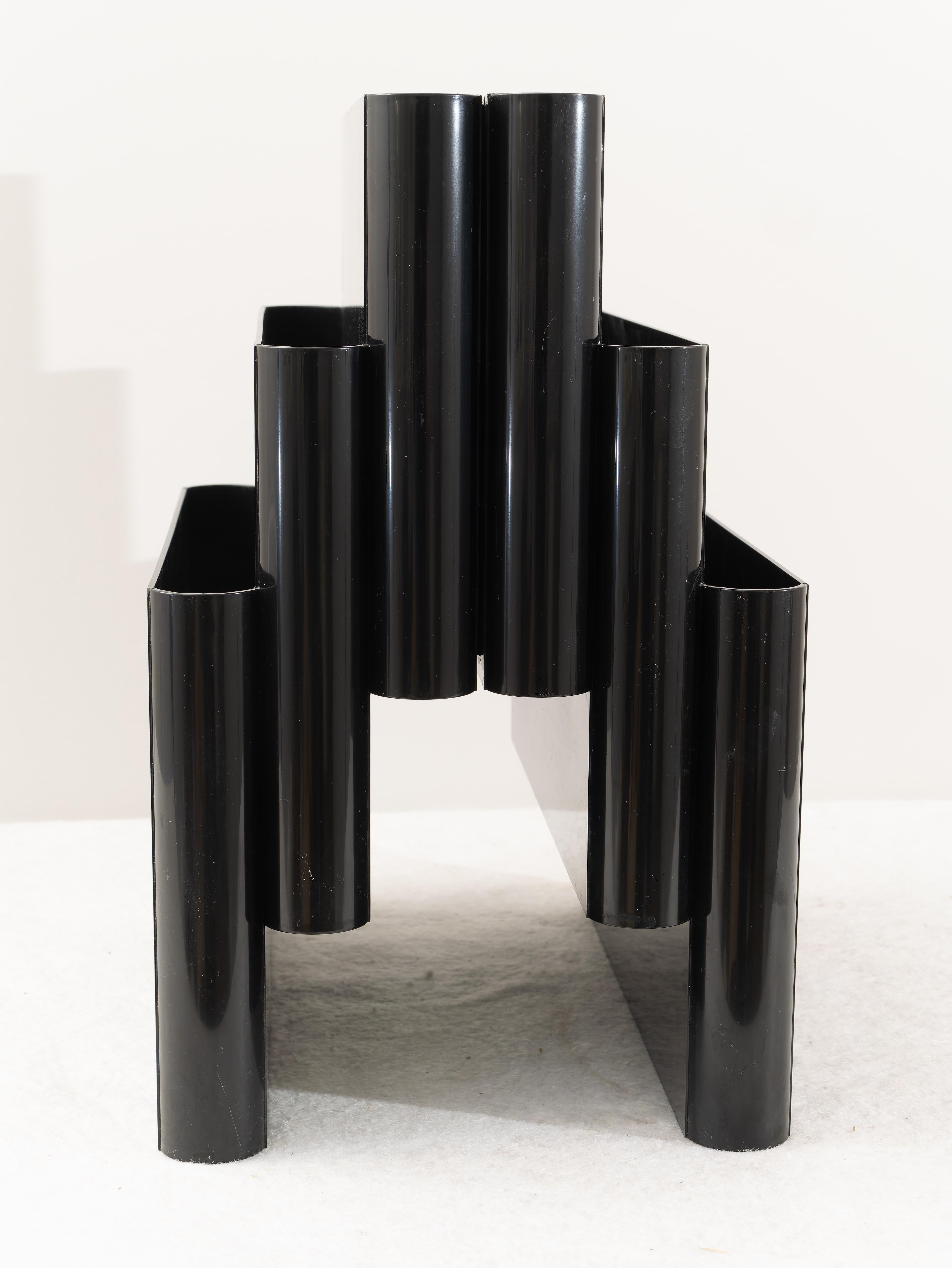 Portariviste di Giotto Stoppino Modello 4675 per Kartell, Made in Italy, Anni '70. 
Portariviste Modello Grande Design Italiano Modello 4675 creato dal Designer Giotto Stoppino per Kartell negli Anni '70. Realizzato in plastica ABS, questo
