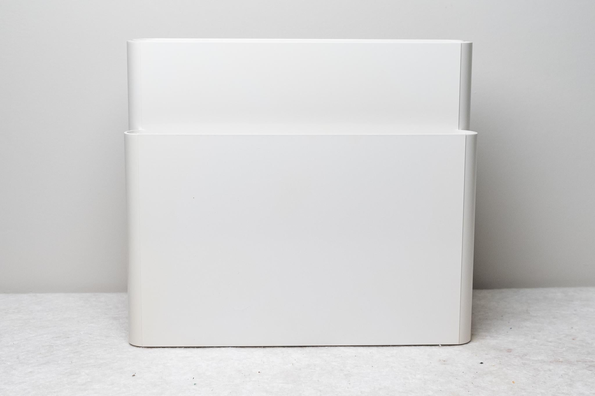 Porte-revues par Giotto Stoppino Modèle 4676 pour Kartell, Fabriqué en Italie, années 1970. 
Porte-revues design italien modèle 4676 créé par le designer Giotto Stoppino pour Kartell dans les années 1970. Fabriqué en plastique ABS, ce porte-revues