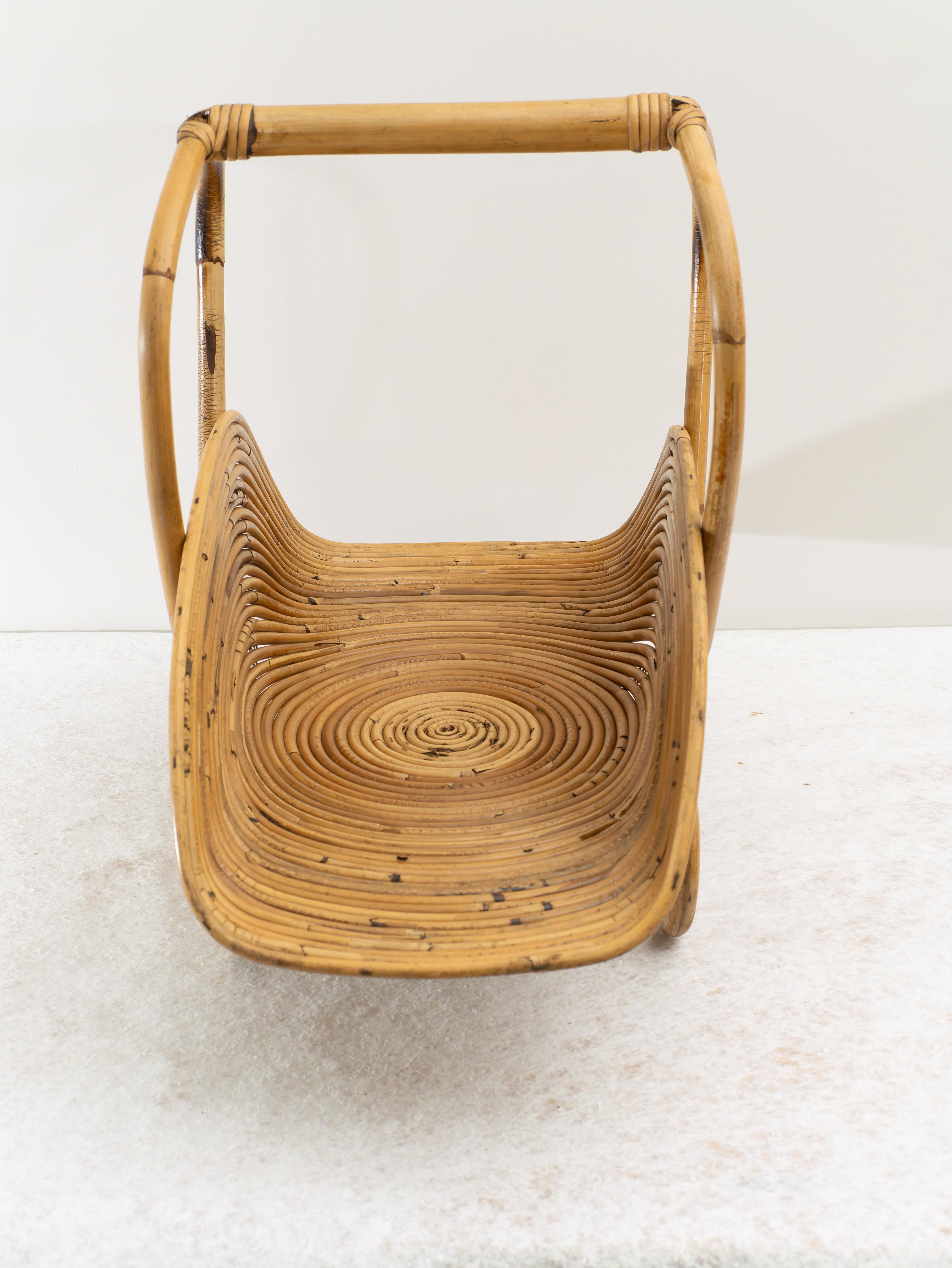 Portariviste in bambù e rattan in stile Vivai del Sud, Made in Italy, Anni '60. 
Particolare Portariviste con struttura in bambù e particolari in rattan curvato nello stile Vivai del Sud. E' stato prodotto in Italia negli Anni '60. Le sue forme