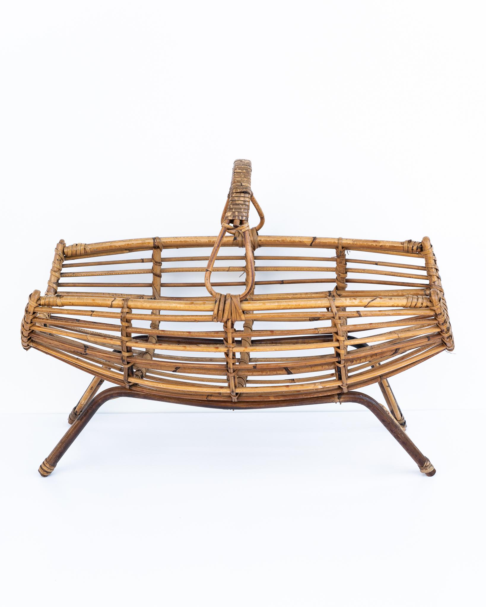Portariviste in bambù e rattan nello stile di Franco Albini, Made in Italy, Anni '60. 
Portariviste realizzato in bambù e rattan nello stile di Franco Albini. Mantiene la patina del tempo. Sono presenti leggere usure dovute al tempo e