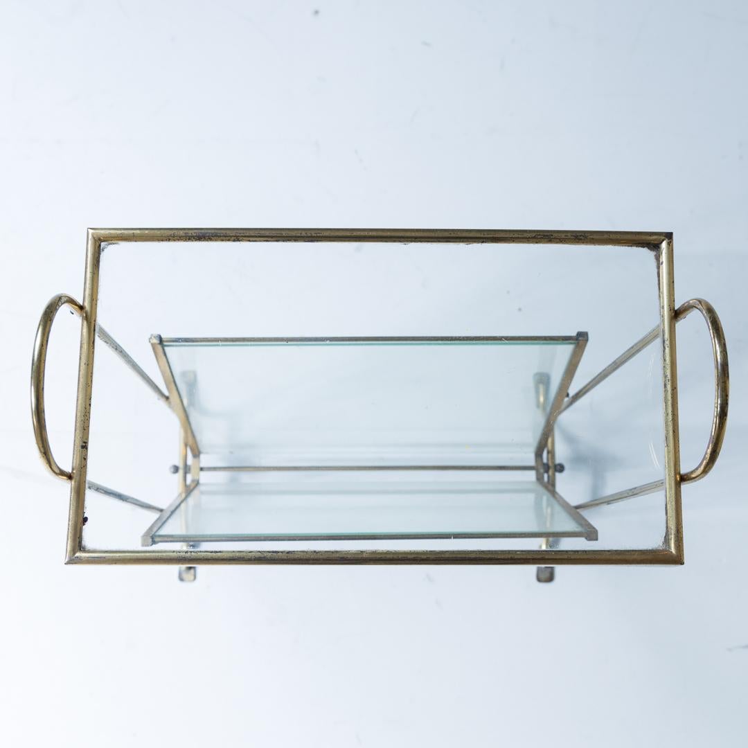 Porte-revues en laiton et verre, 1970 en vente 3