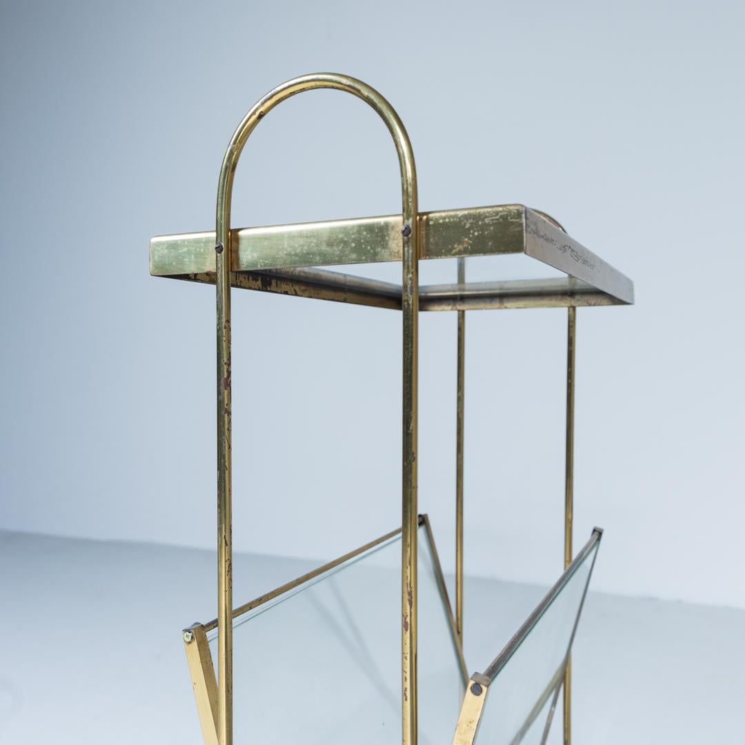Laiton Porte-revues en laiton et verre, 1970 en vente