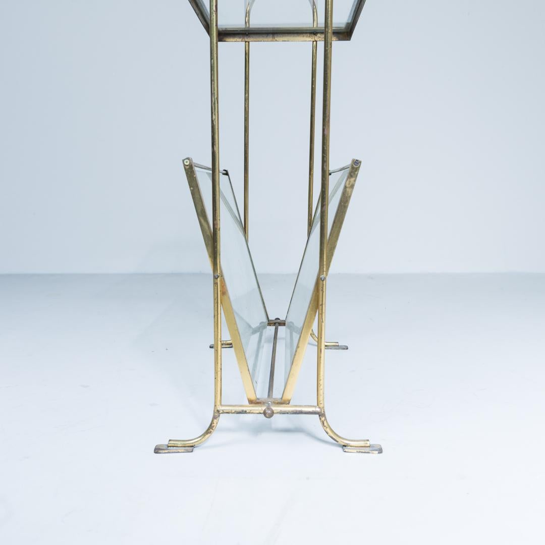 Porte-revues en laiton et verre, 1970 en vente 1