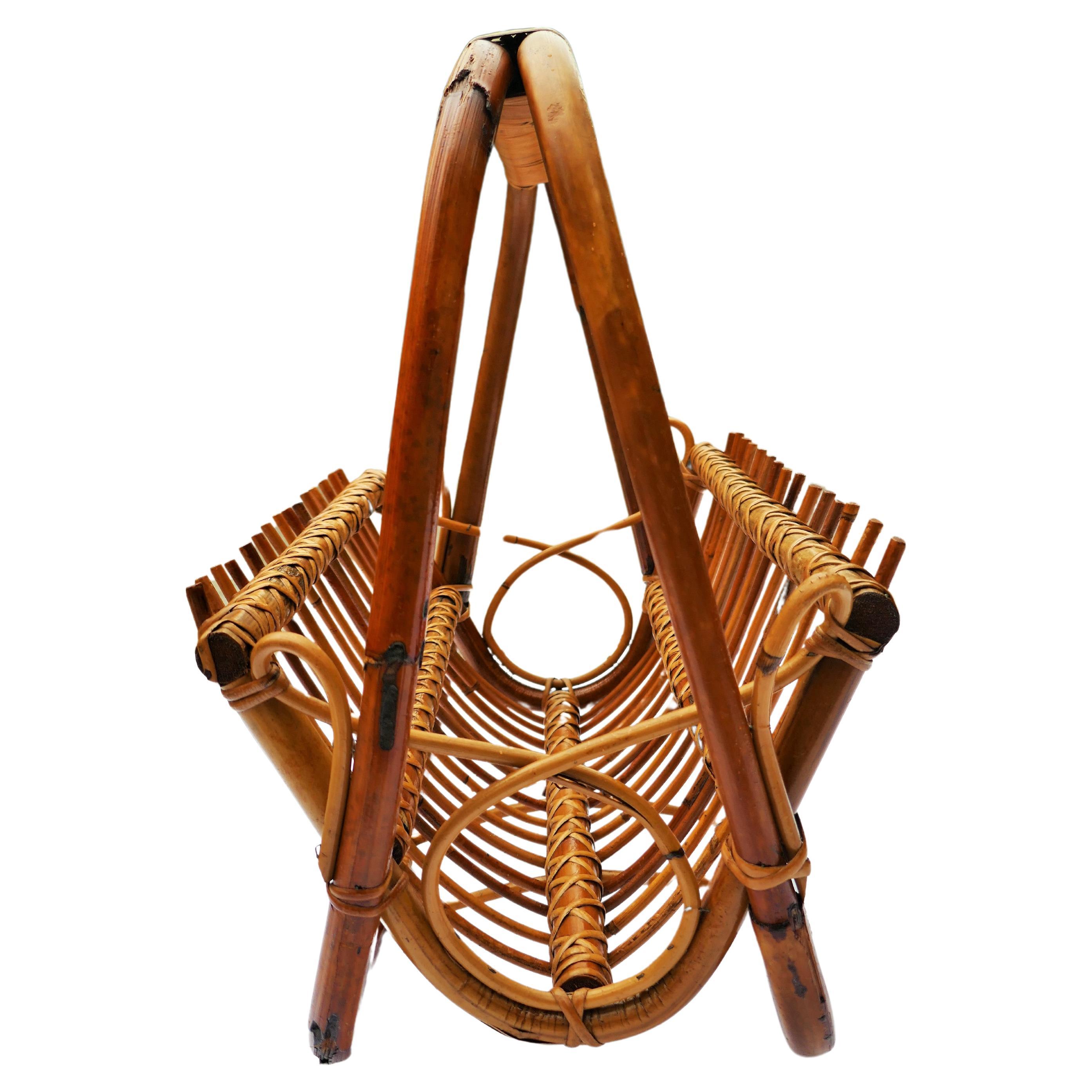 Bamboo rattan magazine rack attributed to Bonacina In Good Condition For Sale In Lugo, IT