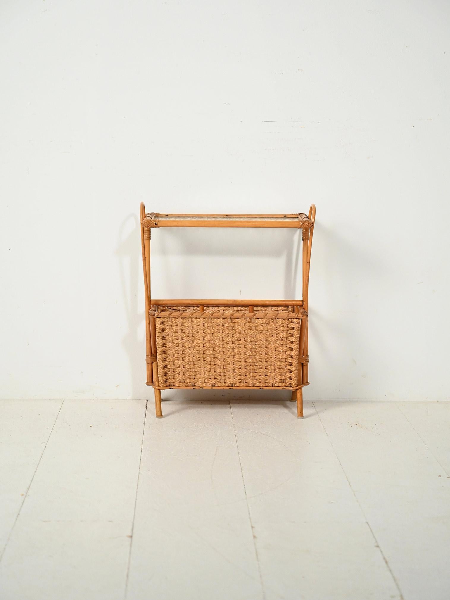 Scandinave moderne Portariviste scandinavo in bambù intrecciato en vente
