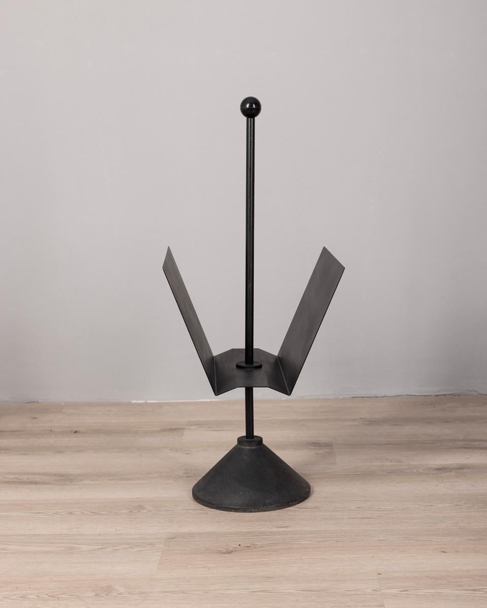 Magazine rack with cast iron base and black metal frame, Porada Arredi design, 1980s.

CONDITION:
In good condition, may show signs of wear given by time.

SIZING:
Height 75 cm; Width 34 cm; Length 32 cm
