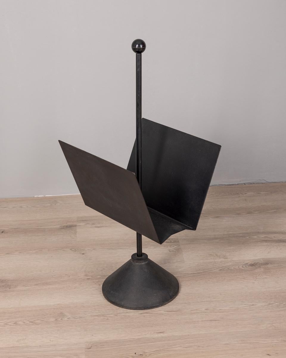 Italian Vintage 80s black metal magazine rack design Porada furniture For Sale