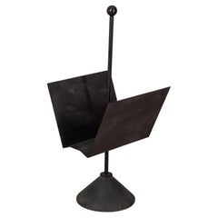 Revistero vintage años 80 de metal negro diseñado por Porada furniture