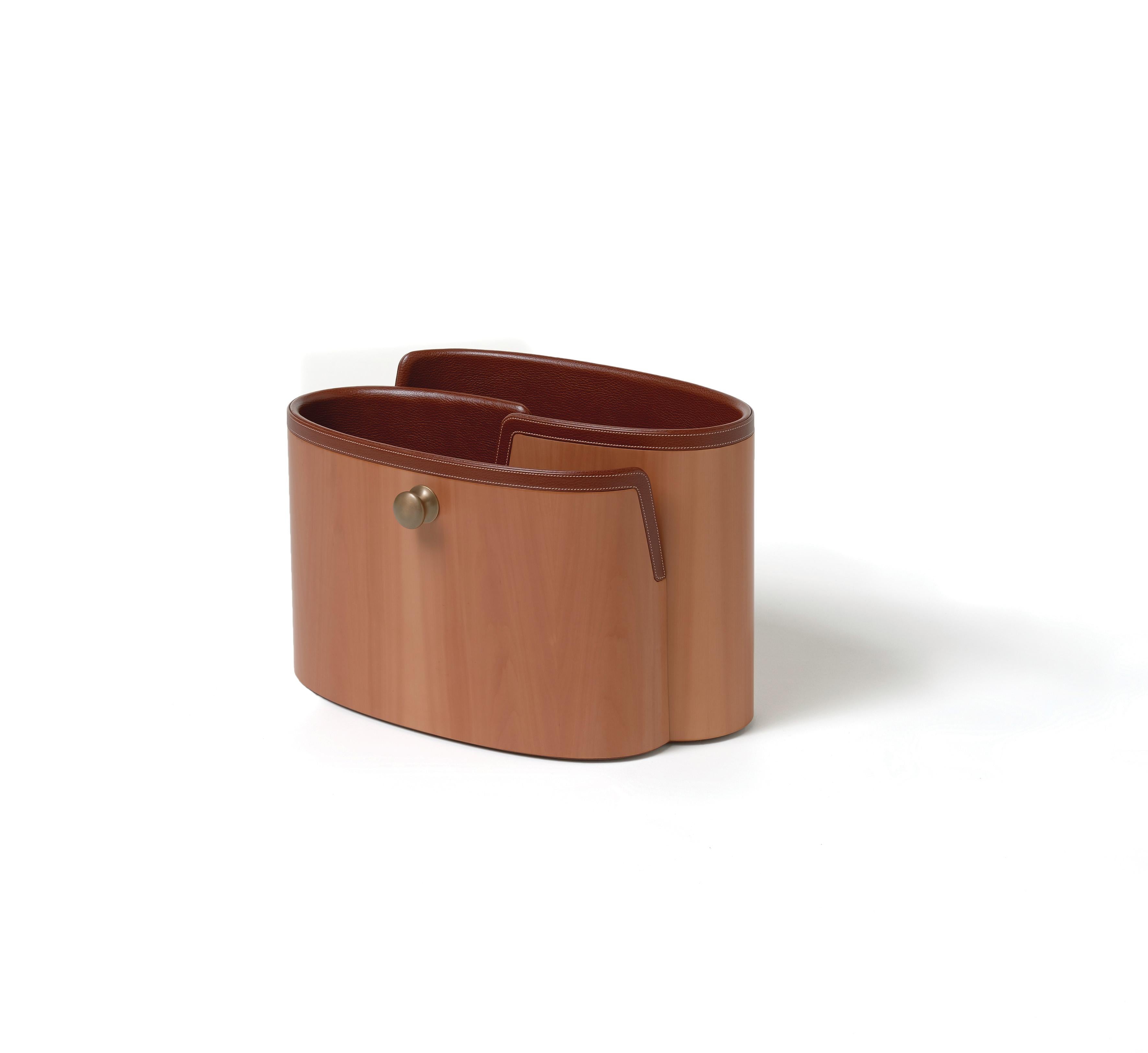 A curved profiles intertwine, echoing natural forms, in this versatile magazine container with delicate lines. The available finishings present different combinations of wood, smooth and tumbled leather, bringing out the best in each of these
