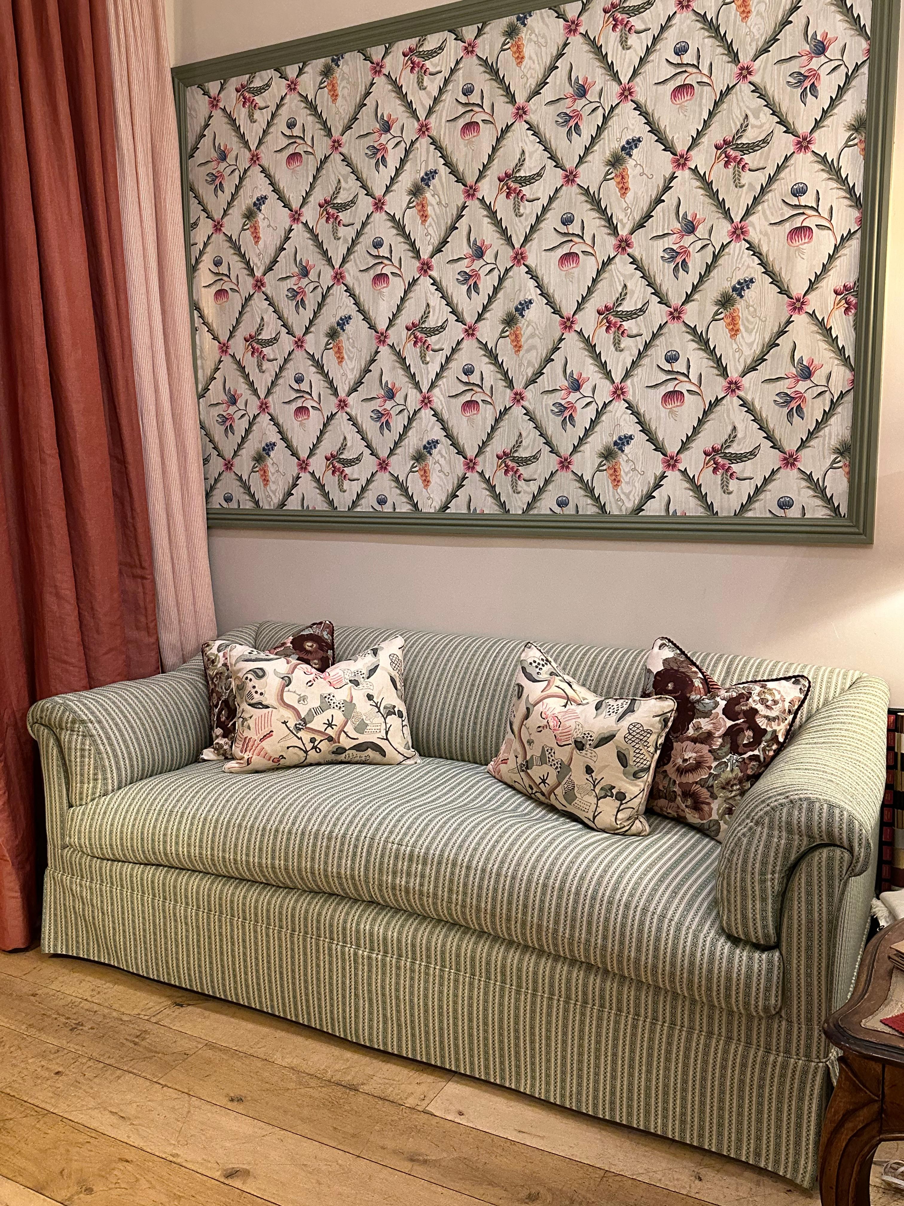 Portarlington Sofa in the Style of Howard & Sons, Upholstered in Susan Deliss De campo en venta