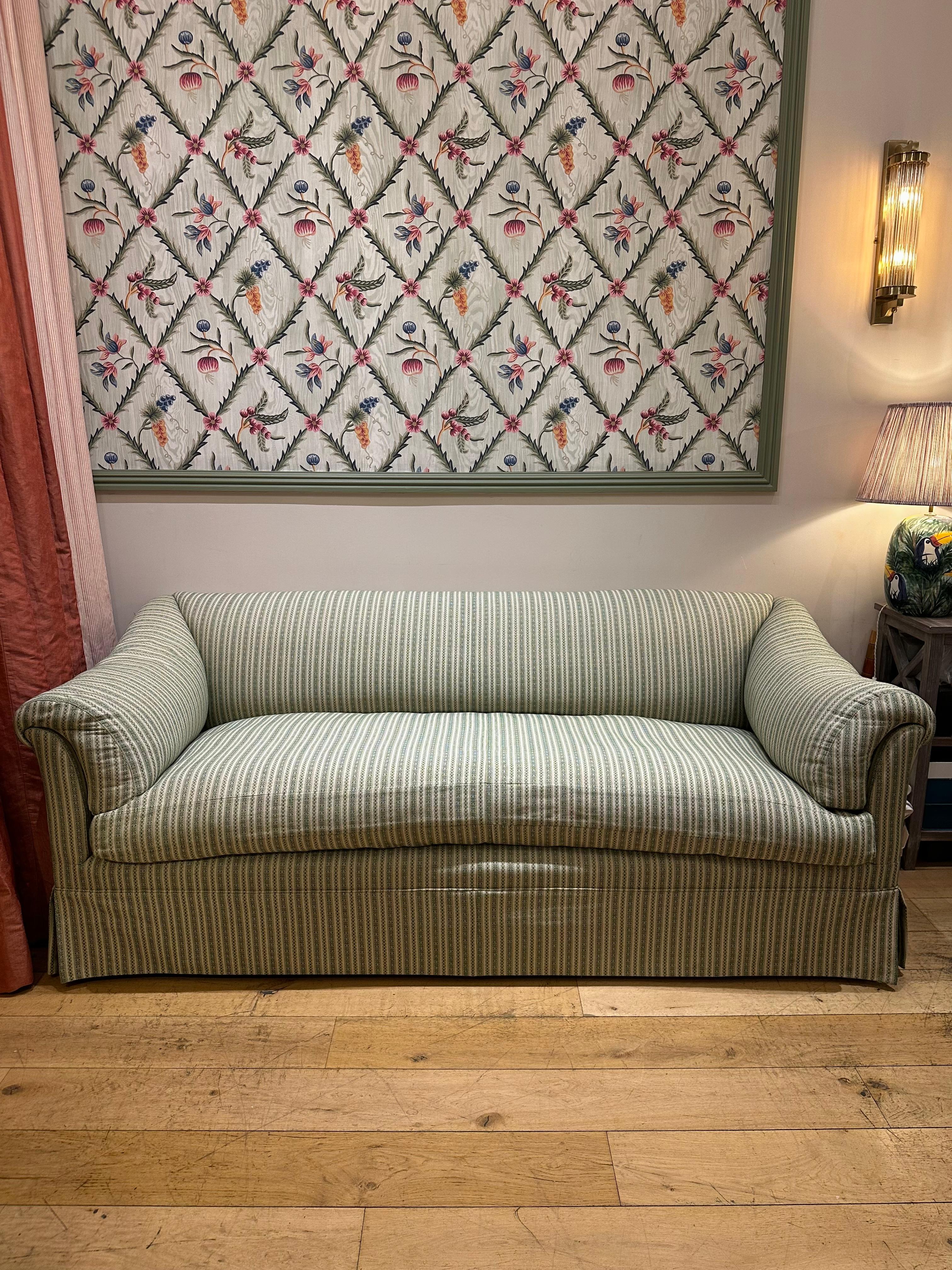 Portarlington Sofa in the Style of Howard & Sons, Upholstered in Susan Deliss Británico en venta