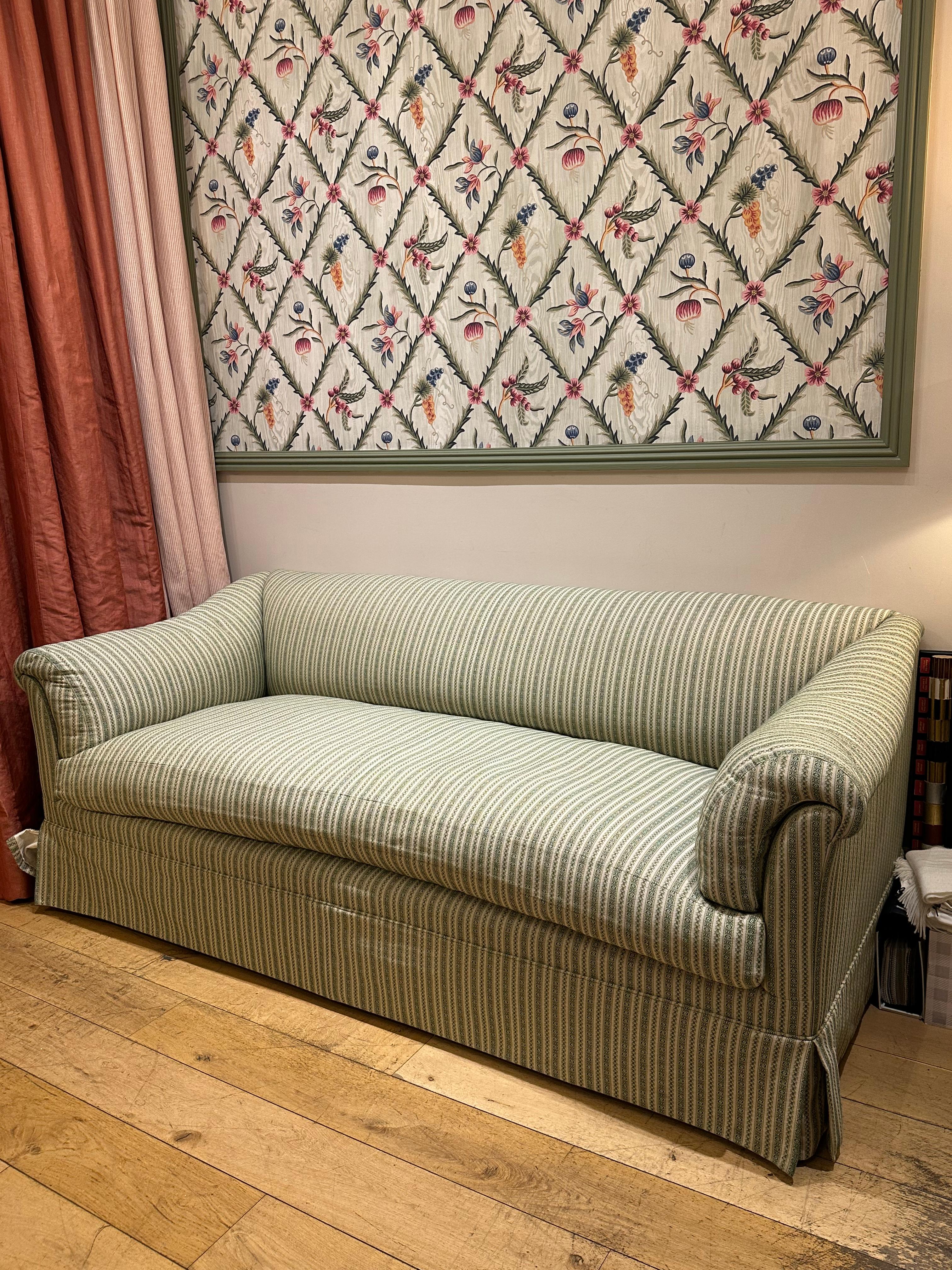 Portarlington Sofa in the Style of Howard & Sons, Upholstered in Susan Deliss Hecho a mano en venta