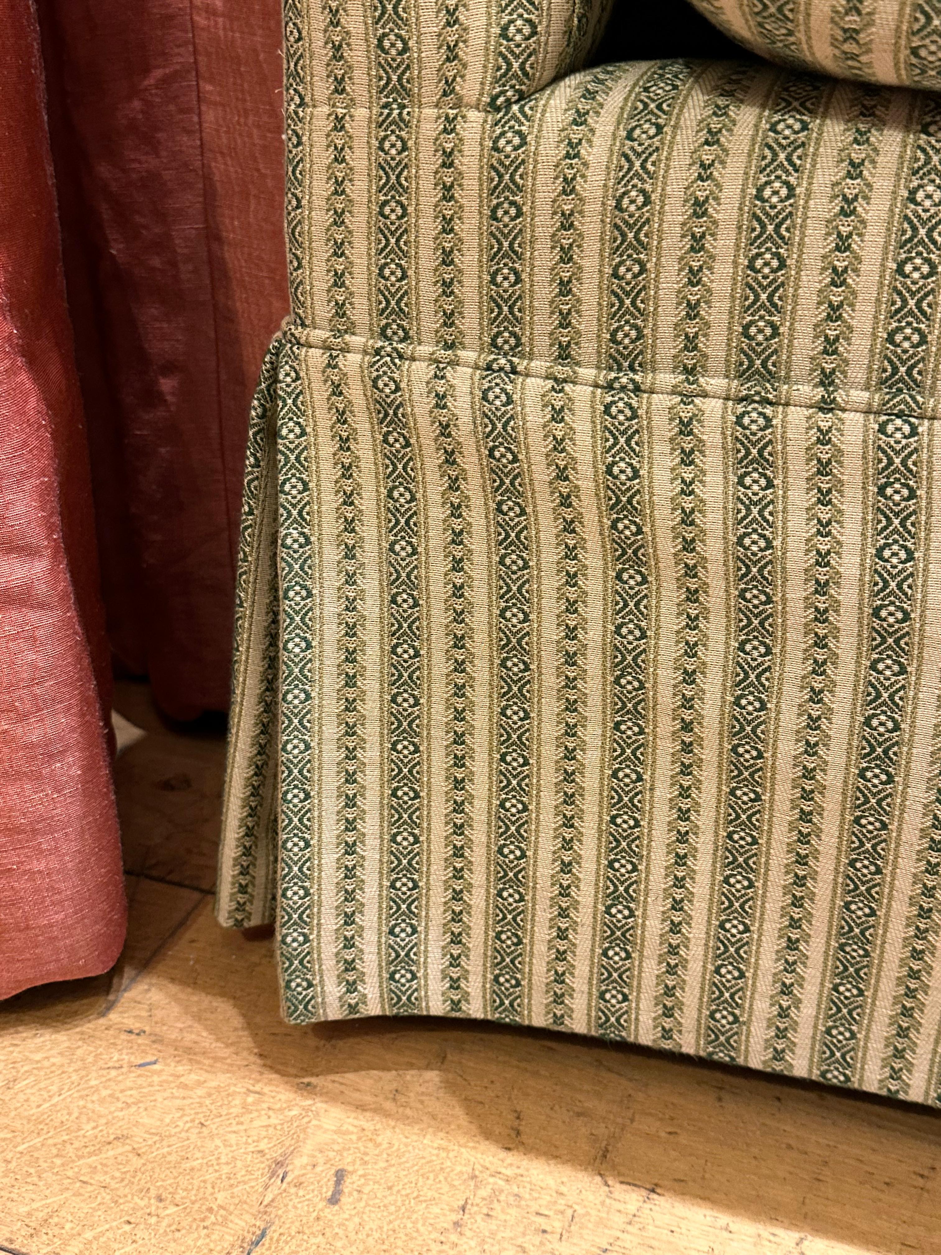 Portarlington Sofa in the Style of Howard & Sons, Upholstered in Susan Deliss Siglo XXI y contemporáneo en venta