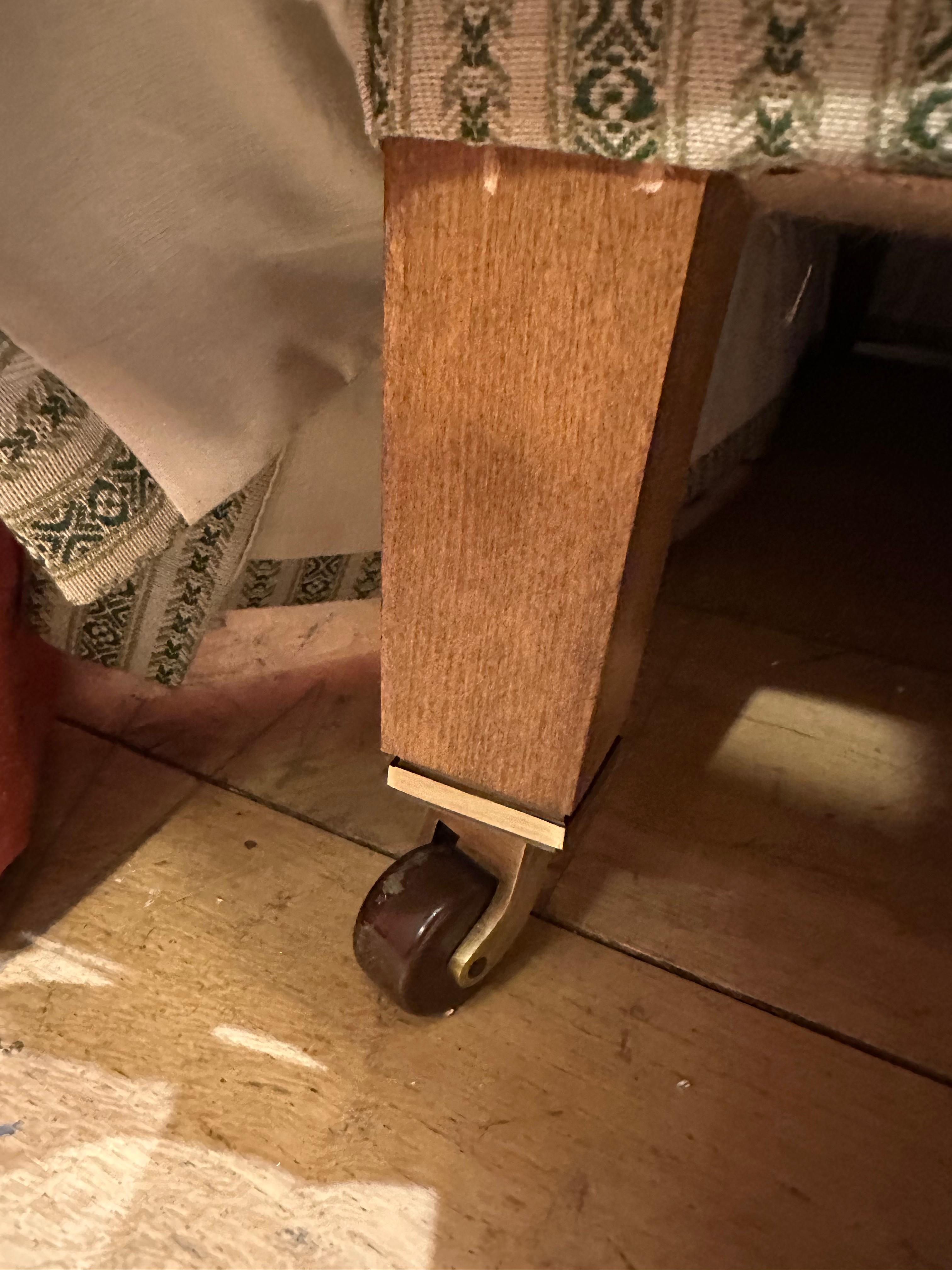 Portarlington Sofa in the Style of Howard & Sons, Upholstered in Susan Deliss Algodón en venta