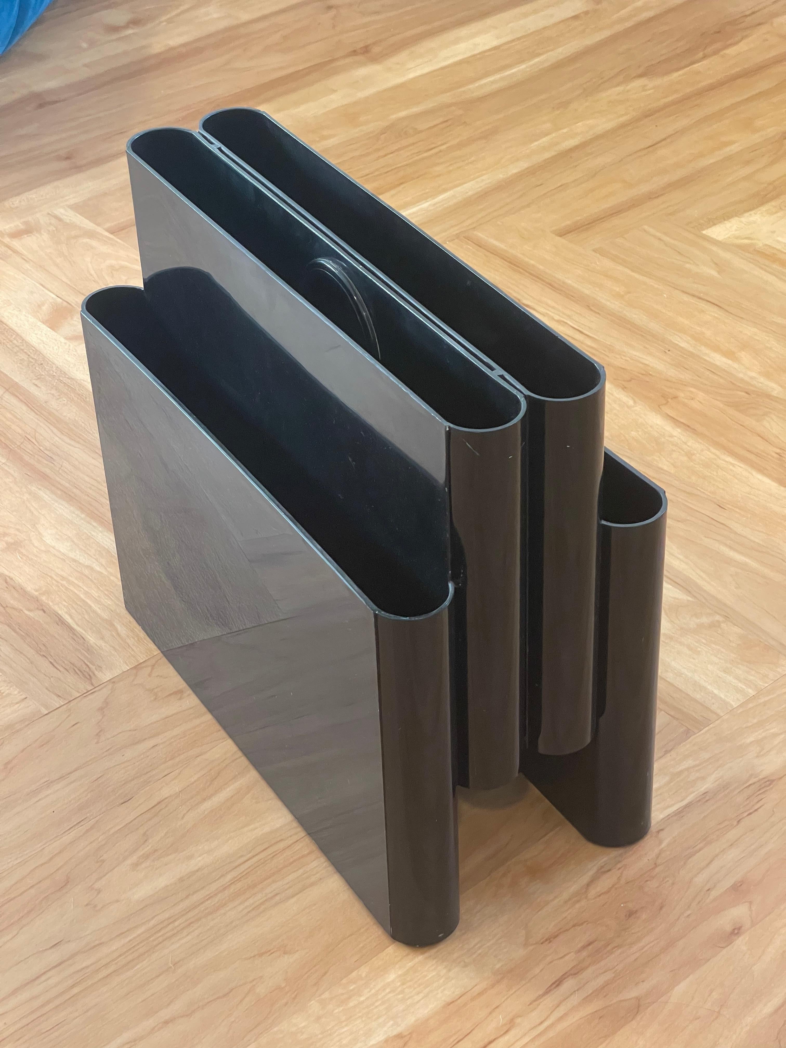 2-tier Portarviste magazine rack in black by Giotto Stoppino for Kartell, 1971. Slight wear consistent with age. Signed Kartell.