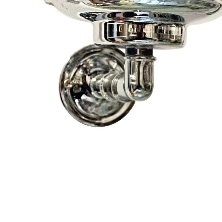 Enrichissez votre salle de bains avec le porte-brosse à dents Hydro en verre et laiton, une combinaison parfaite de style et de fonctionnalité. Fabriqué en laiton de haute qualité et en verre durable, cet accessoire élégant ajoute une touche de
