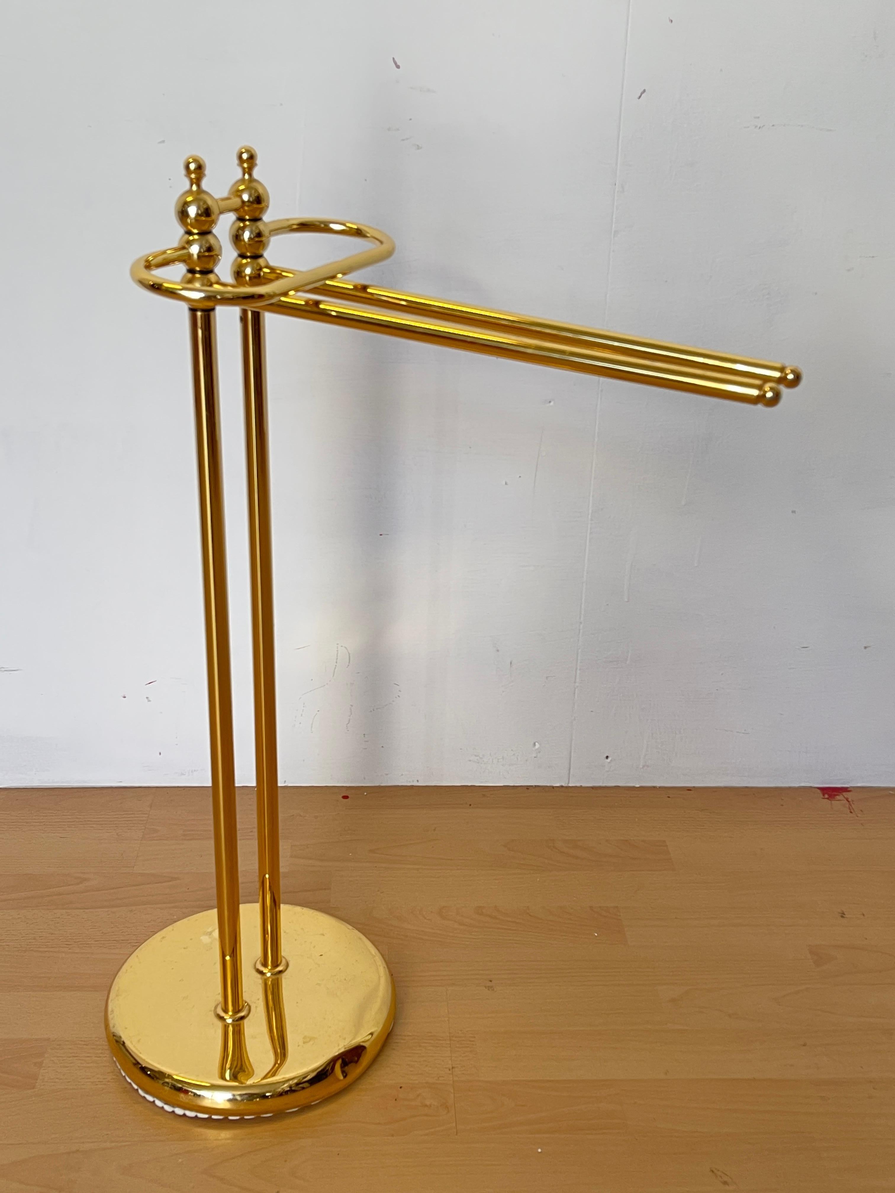 Fatto a mano Portasciugamani da Terra in Ottone Lucido – Design Elegante e Funzionale in vendita