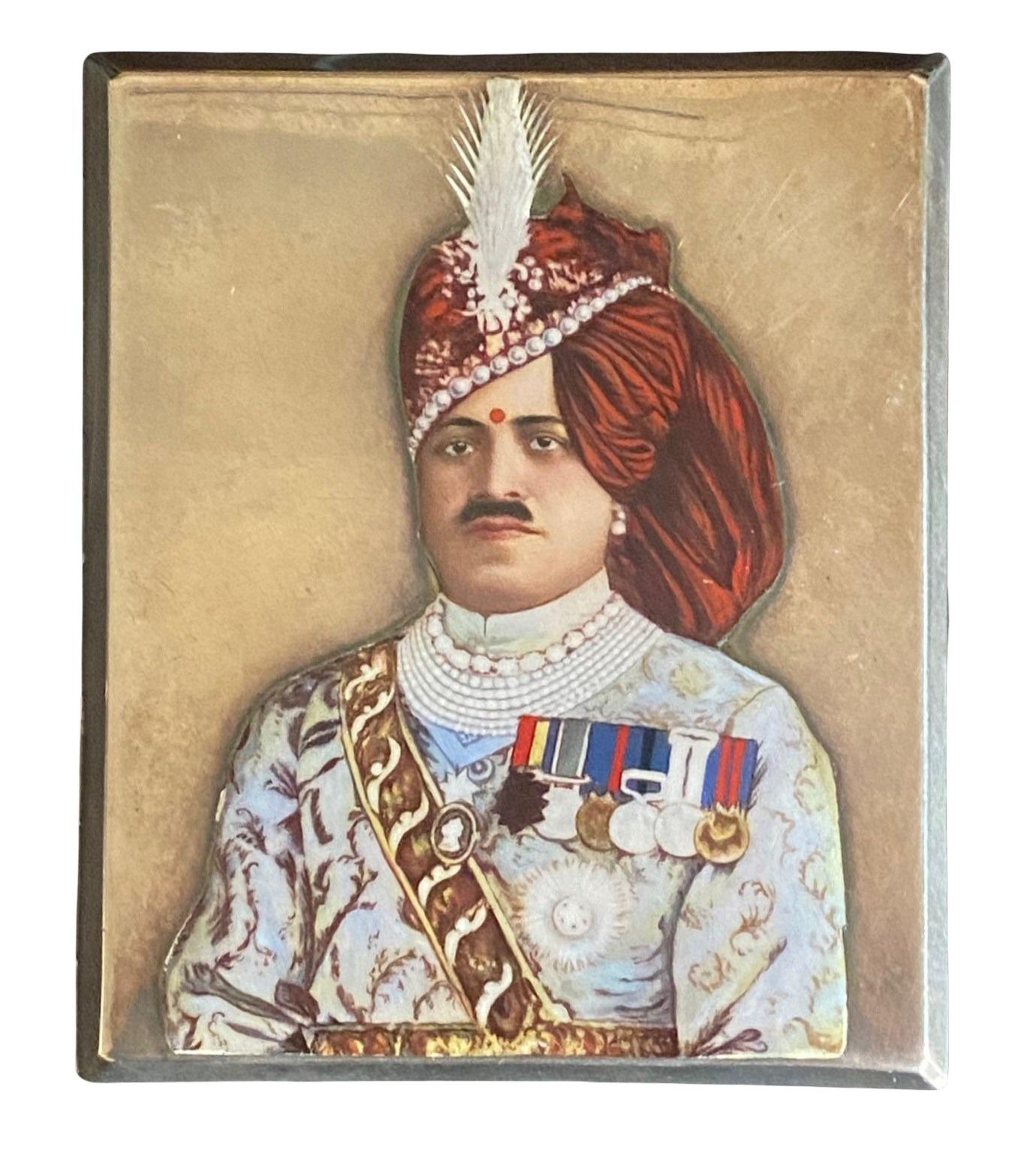 Etui à cigarettes en argent avec portrait du Maharaja Sajjan Singh Bahadur, 1910 en vente 4