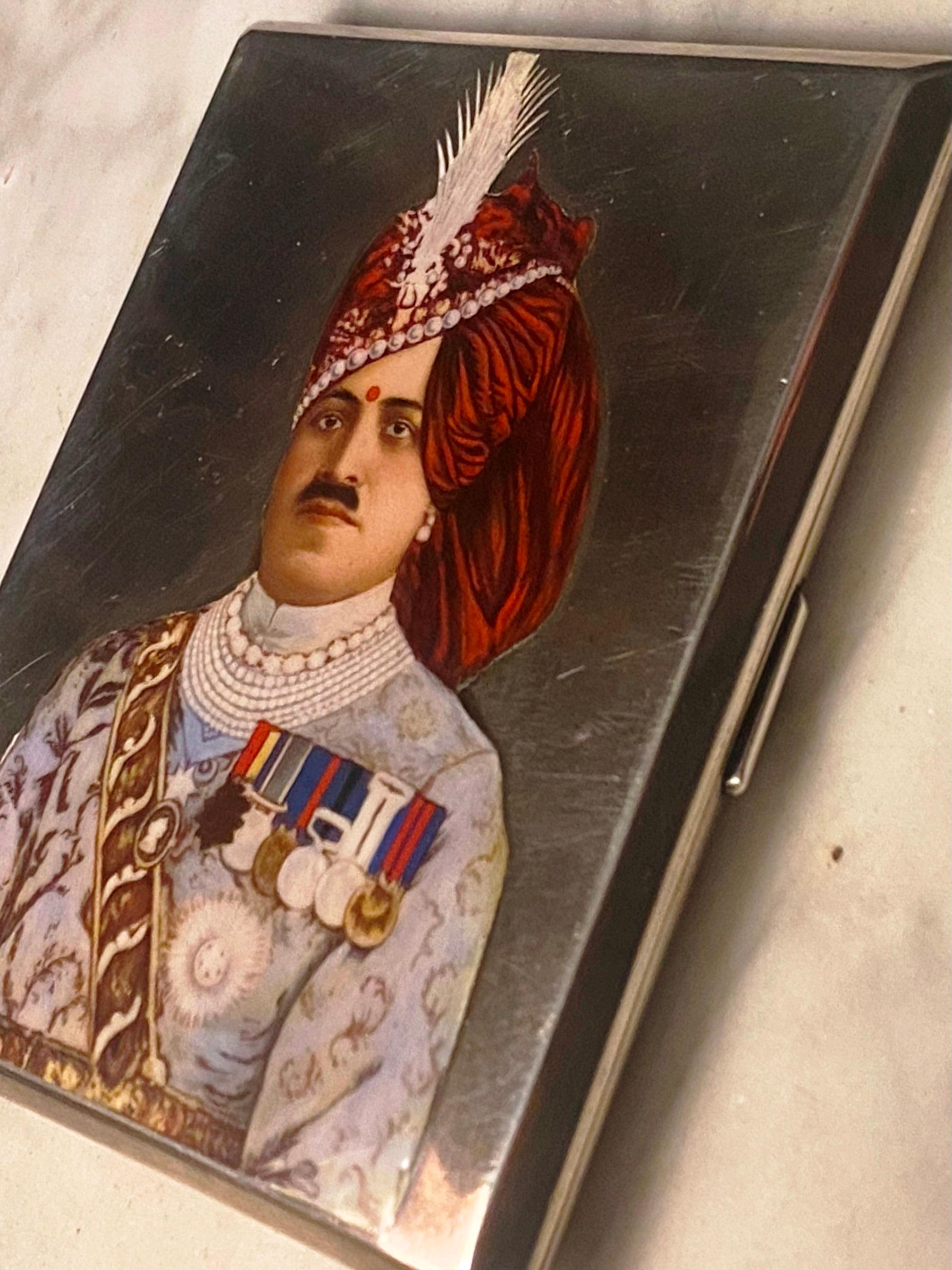 Etui à cigarettes en argent avec portrait du Maharaja Sajjan Singh Bahadur, 1910 en vente 11