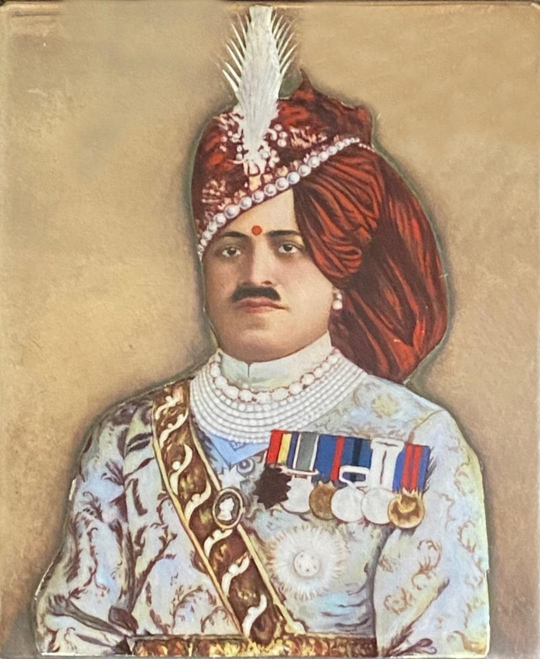 Rare étui à cigarettes en argent avec portrait émaillé de Maharaja Sajjan Singh Bahadur de l'État de Ratlam           (1880 - 1947) Étui en argent (testé), probablement anglo-indien, premier quart du 20e siècle
Forme rectangulaire avec couvercle à