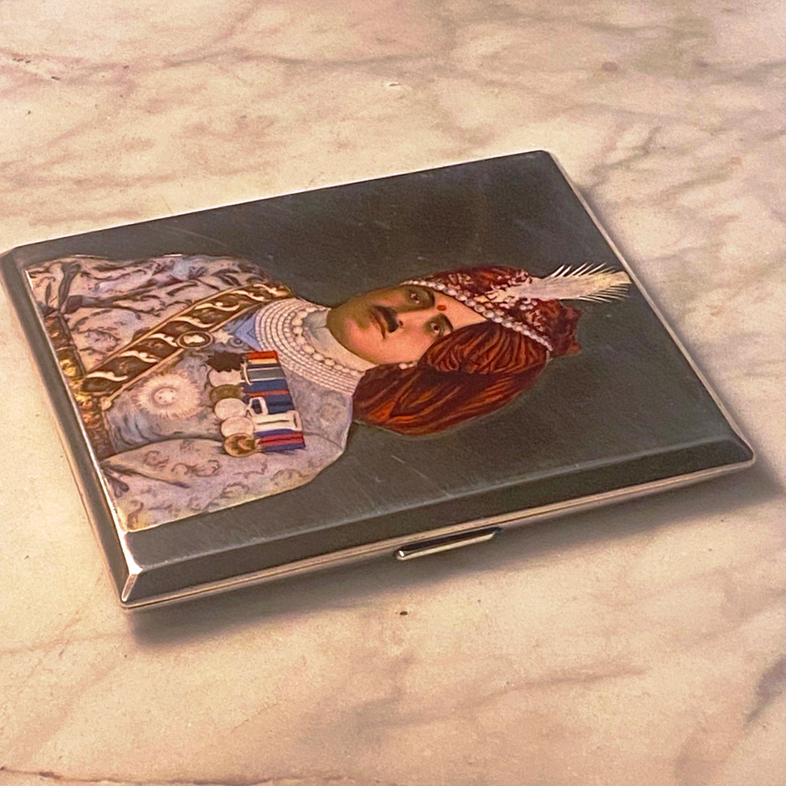 Etui à cigarettes en argent avec portrait du Maharaja Sajjan Singh Bahadur, 1910 en vente 12