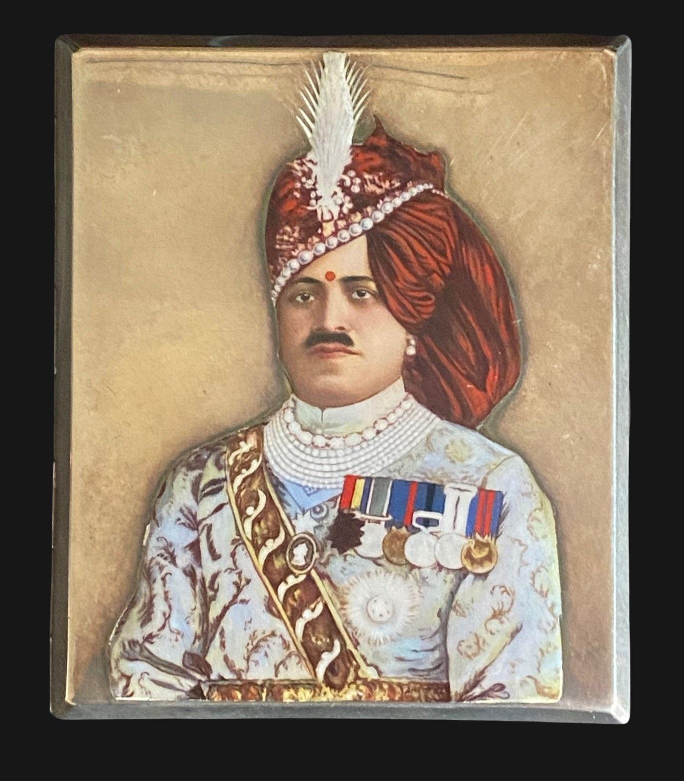 Anglo-indien Etui à cigarettes en argent avec portrait du Maharaja Sajjan Singh Bahadur, 1910 en vente