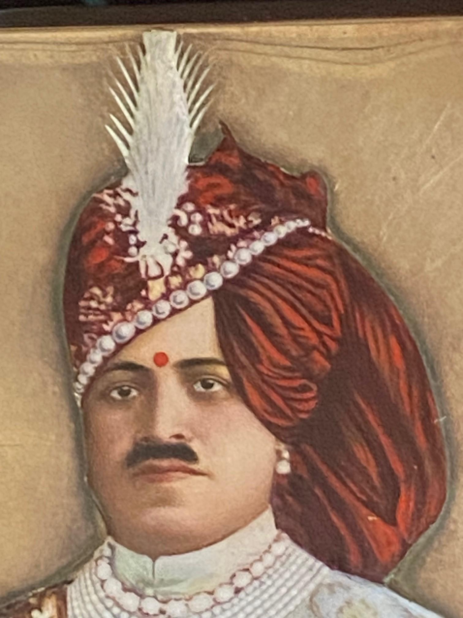 Indian Etui à cigarettes en argent avec portrait du Maharaja Sajjan Singh Bahadur, 1910 en vente
