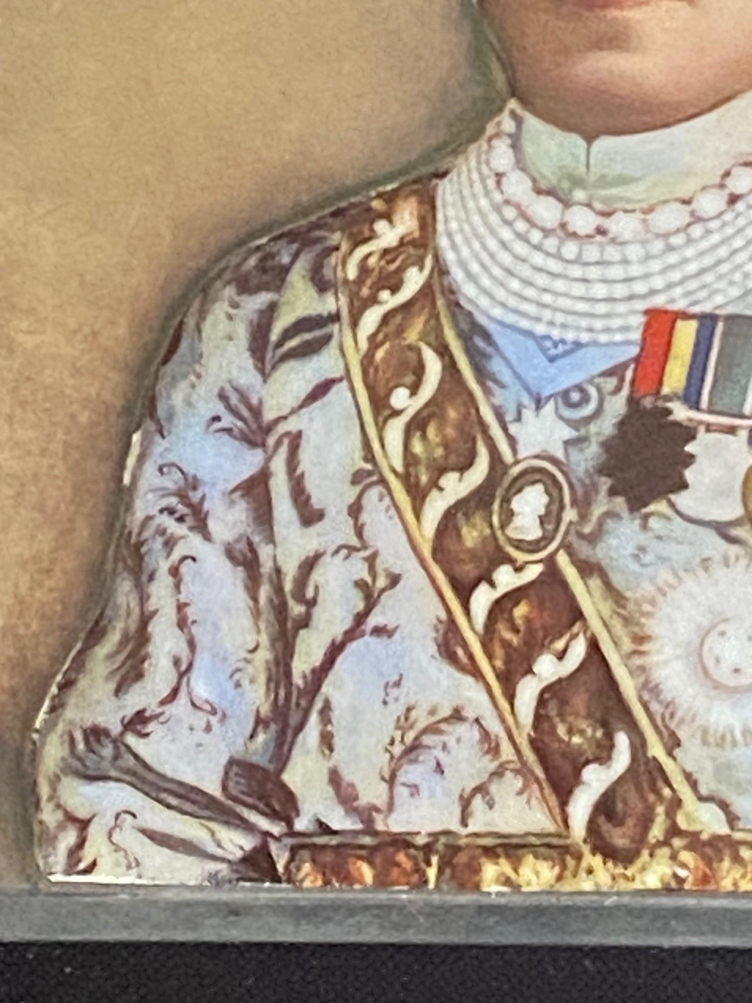 Fait main Etui à cigarettes en argent avec portrait du Maharaja Sajjan Singh Bahadur, 1910 en vente