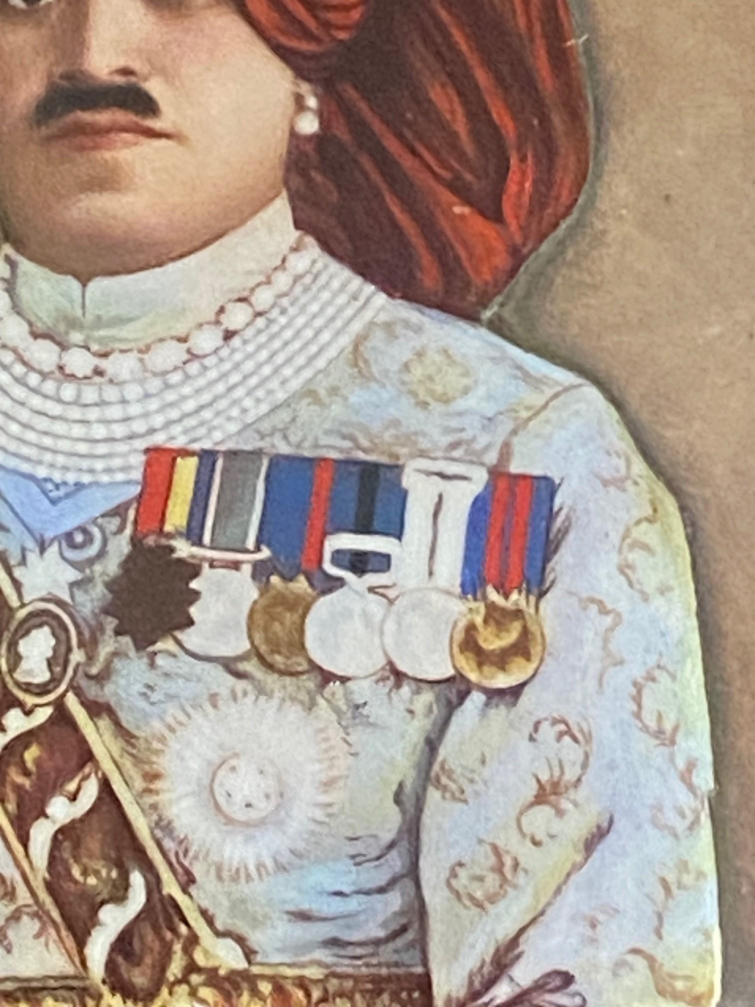 Etui à cigarettes en argent avec portrait du Maharaja Sajjan Singh Bahadur, 1910 Bon état - En vente à Trieste, IT