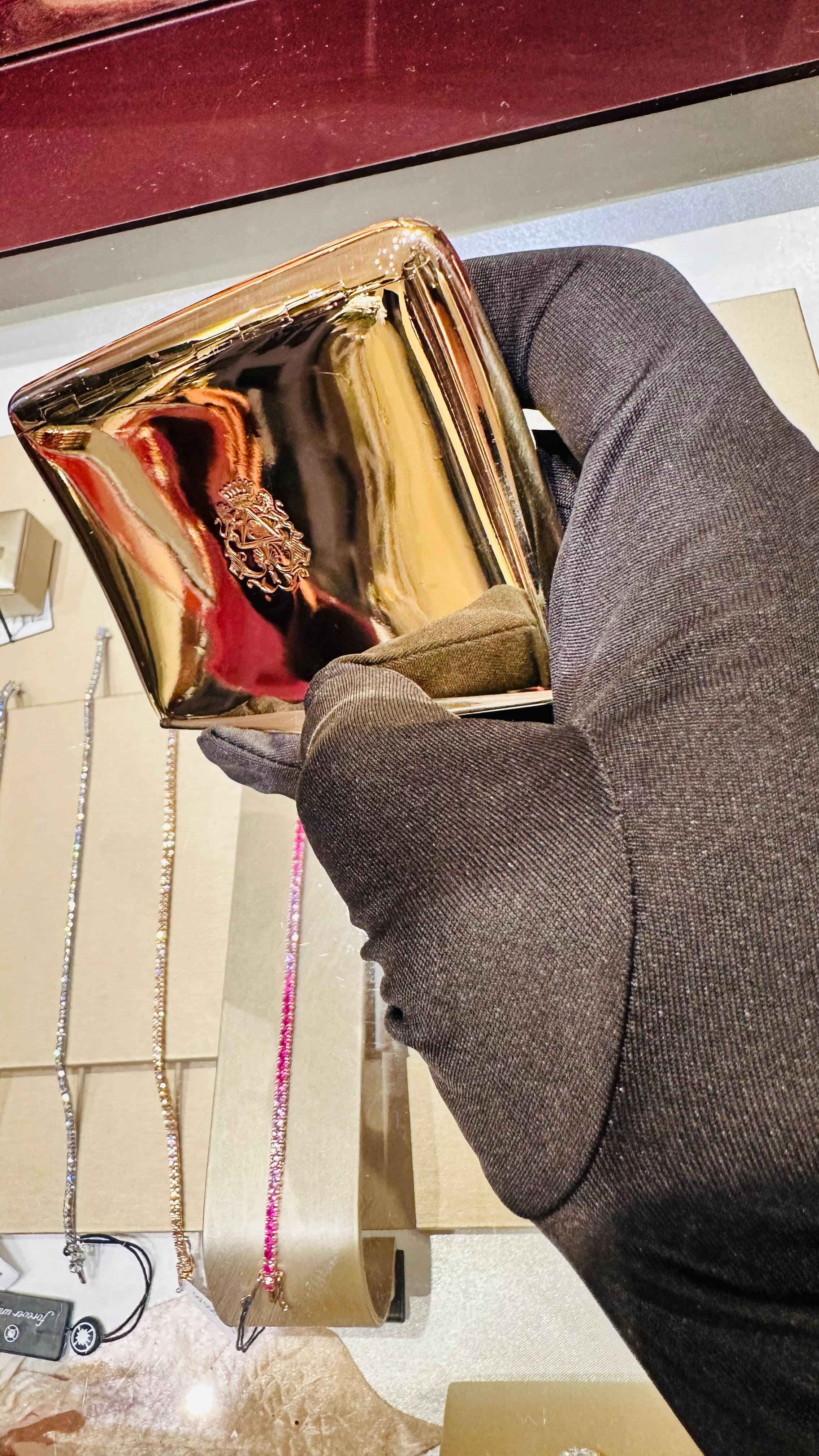 Etui à cigarettes en or massif 18 carats - Elégance et mystère avec un charme noble en vente 6