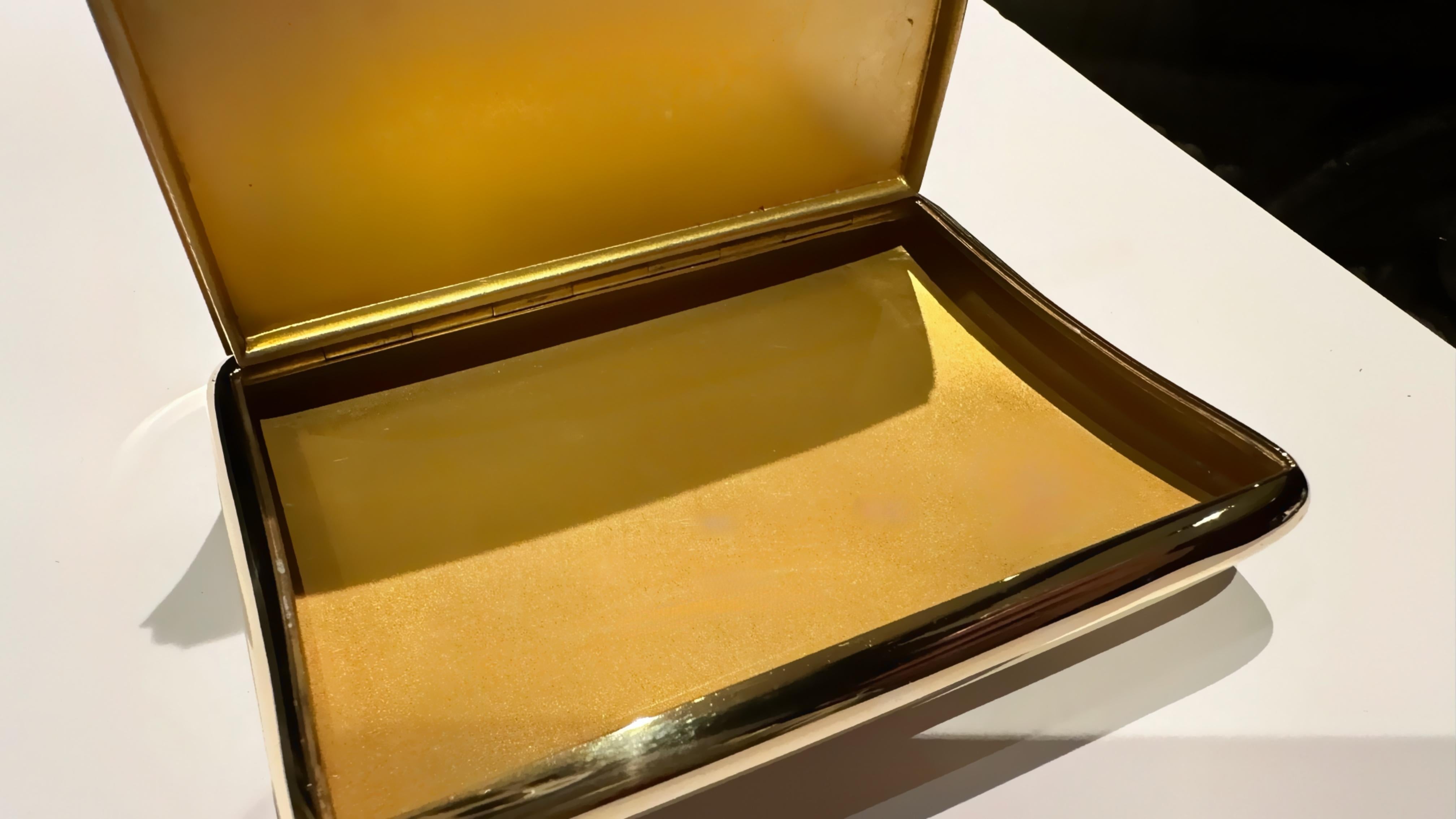 Etui à cigarettes en or massif 18 carats - Elégance et mystère avec un charme noble Bon état - En vente à Guidizzolo, IT